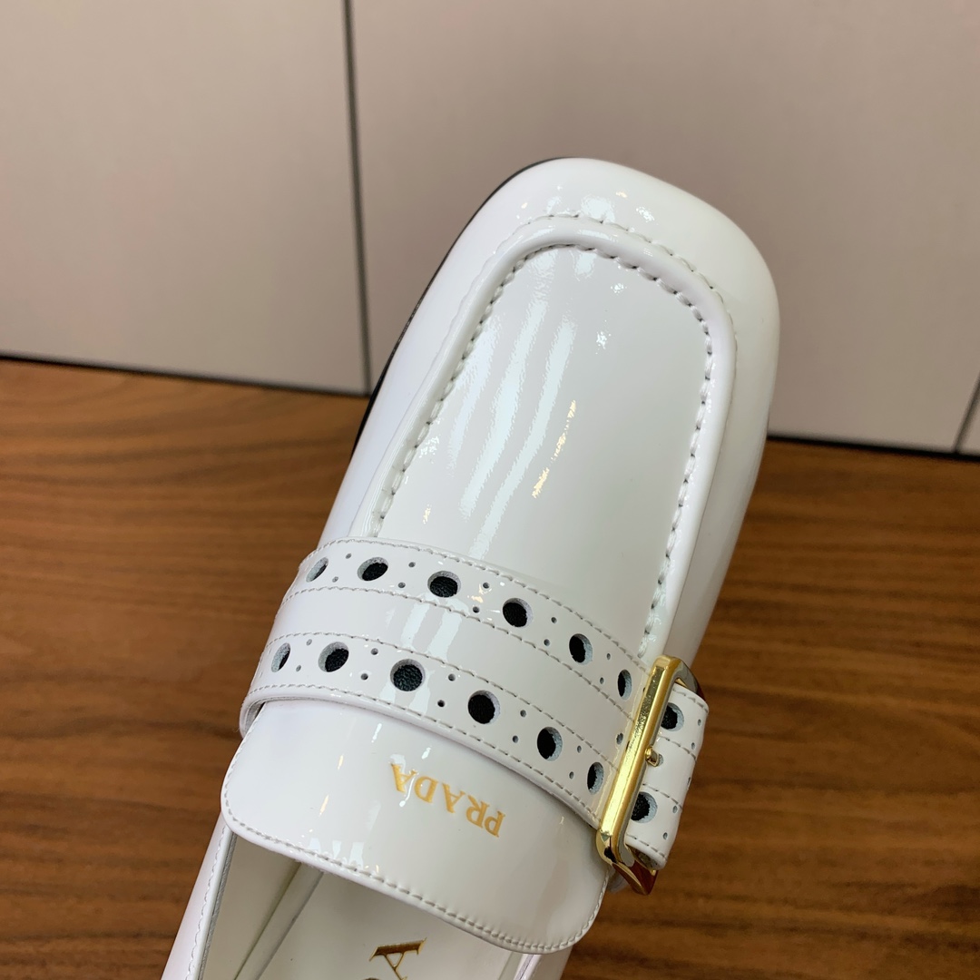 【Pra*a】单鞋。小方头搭配小跟设计造型复古优雅知性于一身。鞋面进口小牛漆，羊皮内里及垫脚。进口注塑真