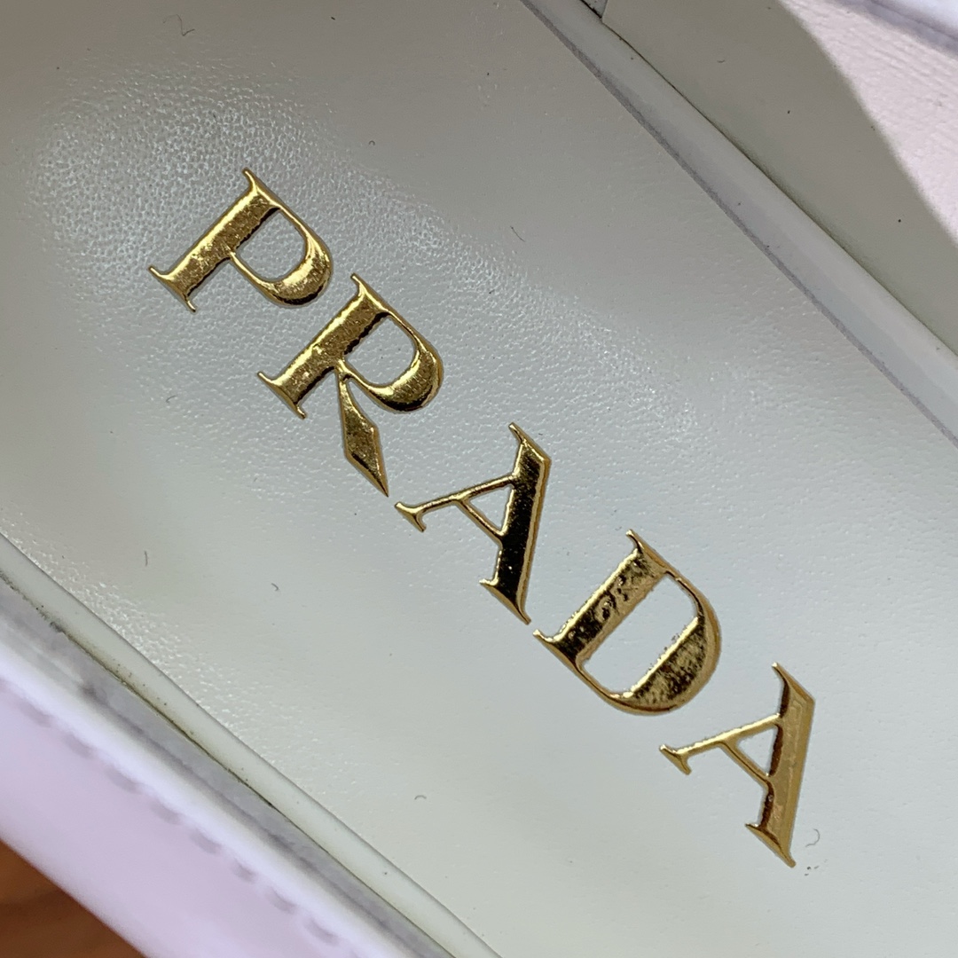 【Pra*a】单鞋。小方头搭配小跟设计造型复古优雅知性于一身。鞋面进口小牛漆，羊皮内里及垫脚。进口注塑真