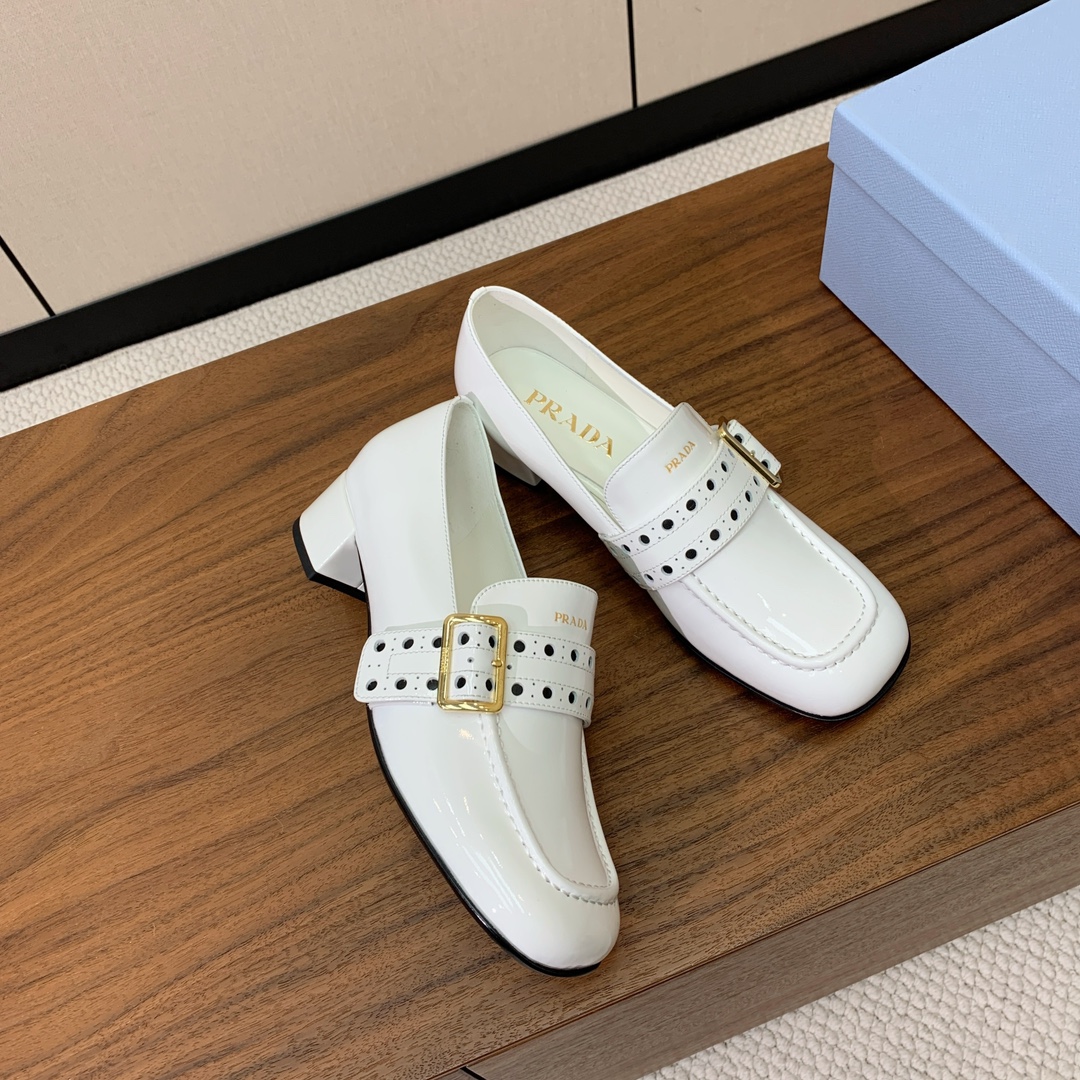 【Pra*a】单鞋。小方头搭配小跟设计造型复古优雅知性于一身。鞋面进口小牛漆，羊皮内里及垫脚。进口注塑真