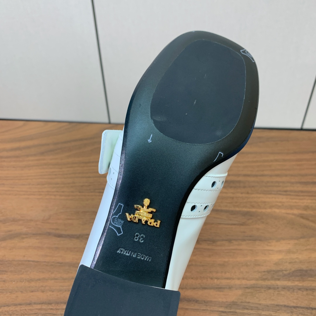 【Pra*a】单鞋。小方头搭配小跟设计造型复古优雅知性于一身。鞋面进口小牛漆，羊皮内里及垫脚。进口注塑真