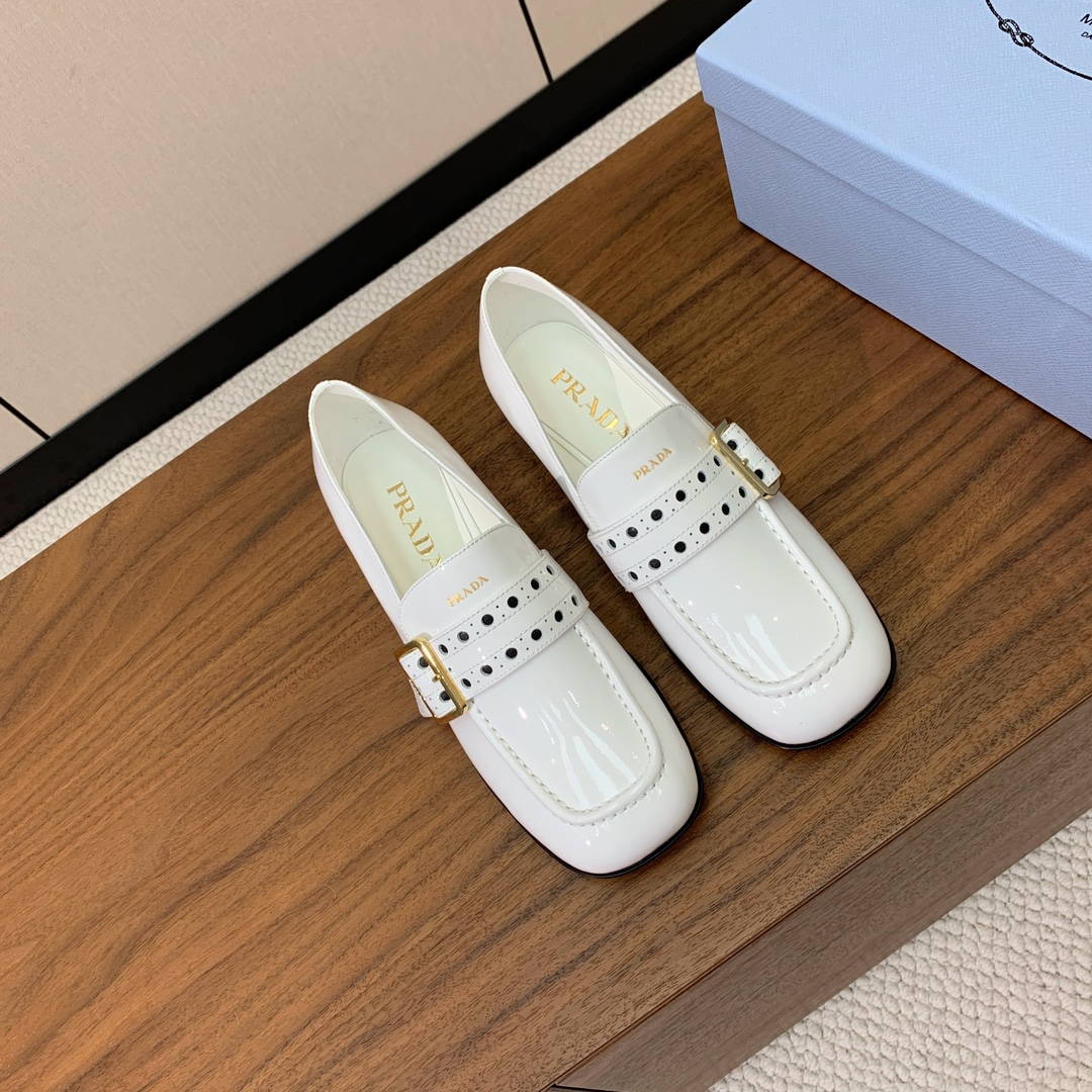 【Pra*a】单鞋。小方头搭配小跟设计造型复古优雅知性于一身。鞋面进口小牛漆，羊皮内里及垫脚。进口注塑真