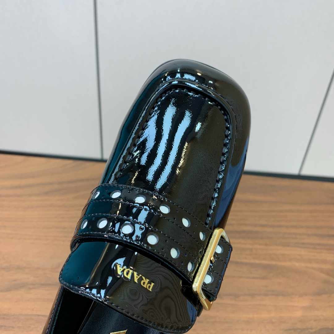 【Pra*a】单鞋。小方头搭配小跟设计造型复古优雅知性于一身。鞋面进口小牛漆，羊皮内里及垫脚。进口注塑真