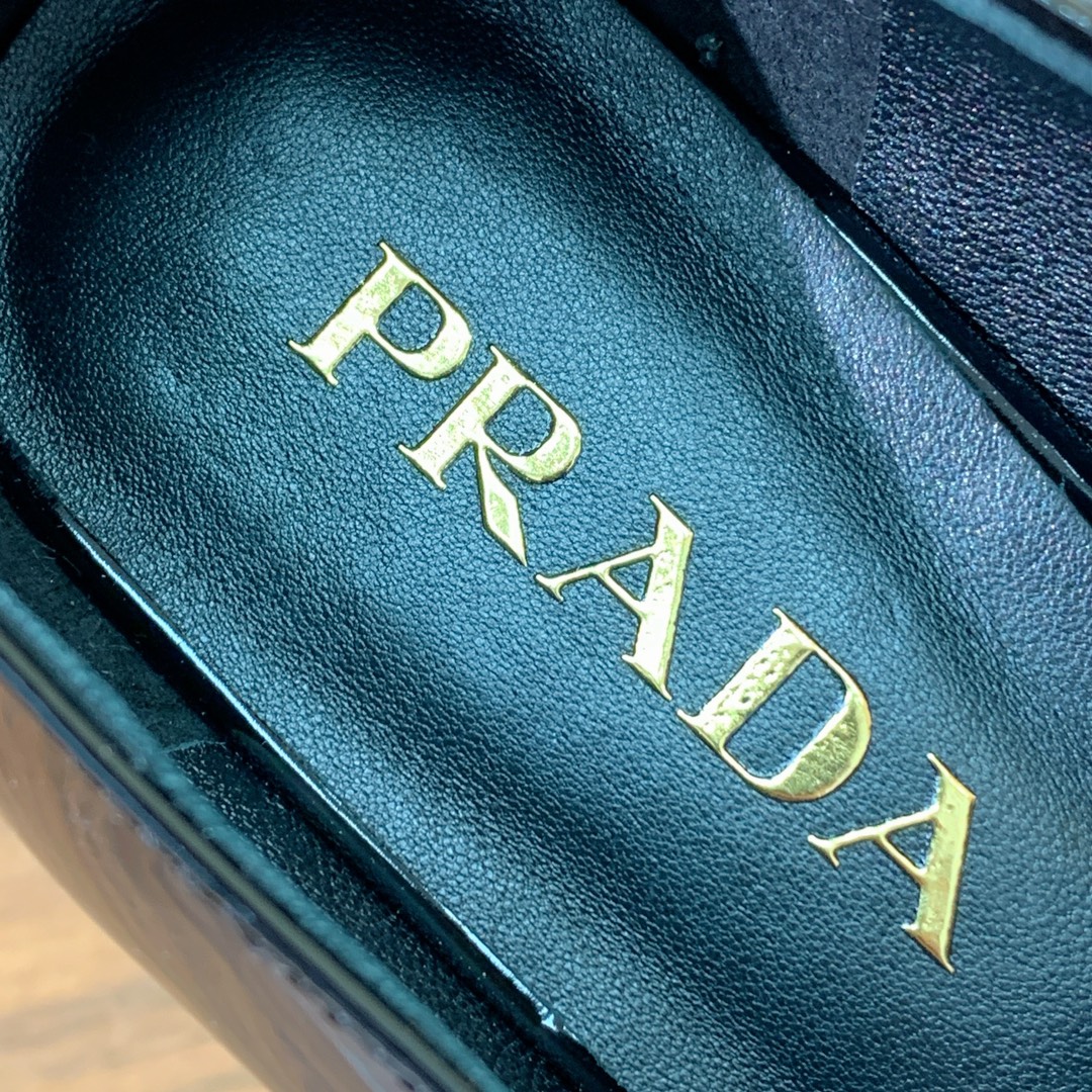 【Pra*a】单鞋。小方头搭配小跟设计造型复古优雅知性于一身。鞋面进口小牛漆，羊皮内里及垫脚。进口注塑真