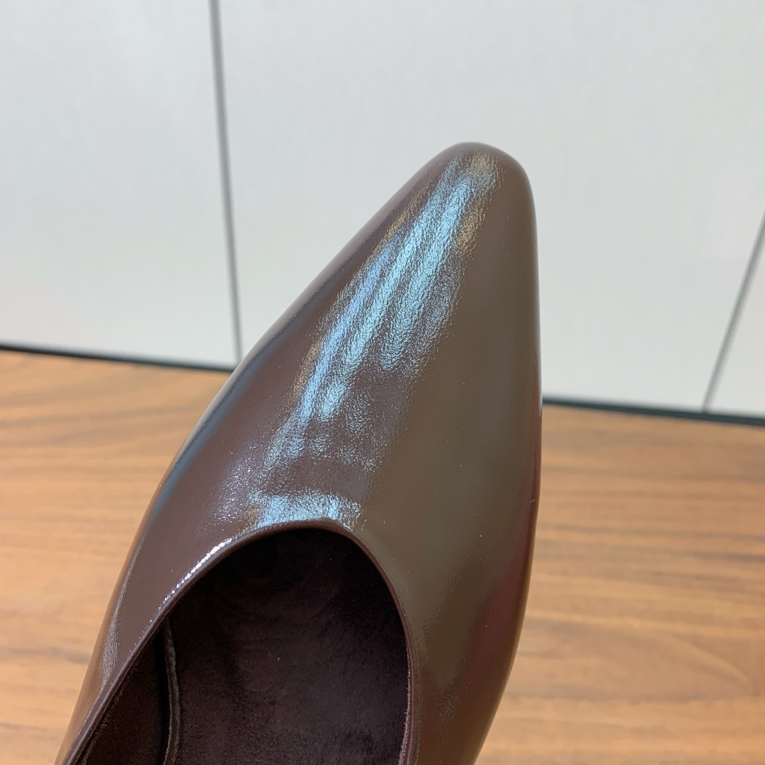 【Loro Piana】女巫单鞋。极简主义风格。属于非常耐看的款式！高级百搭之王。鞋面油蜡皮。进口真皮大