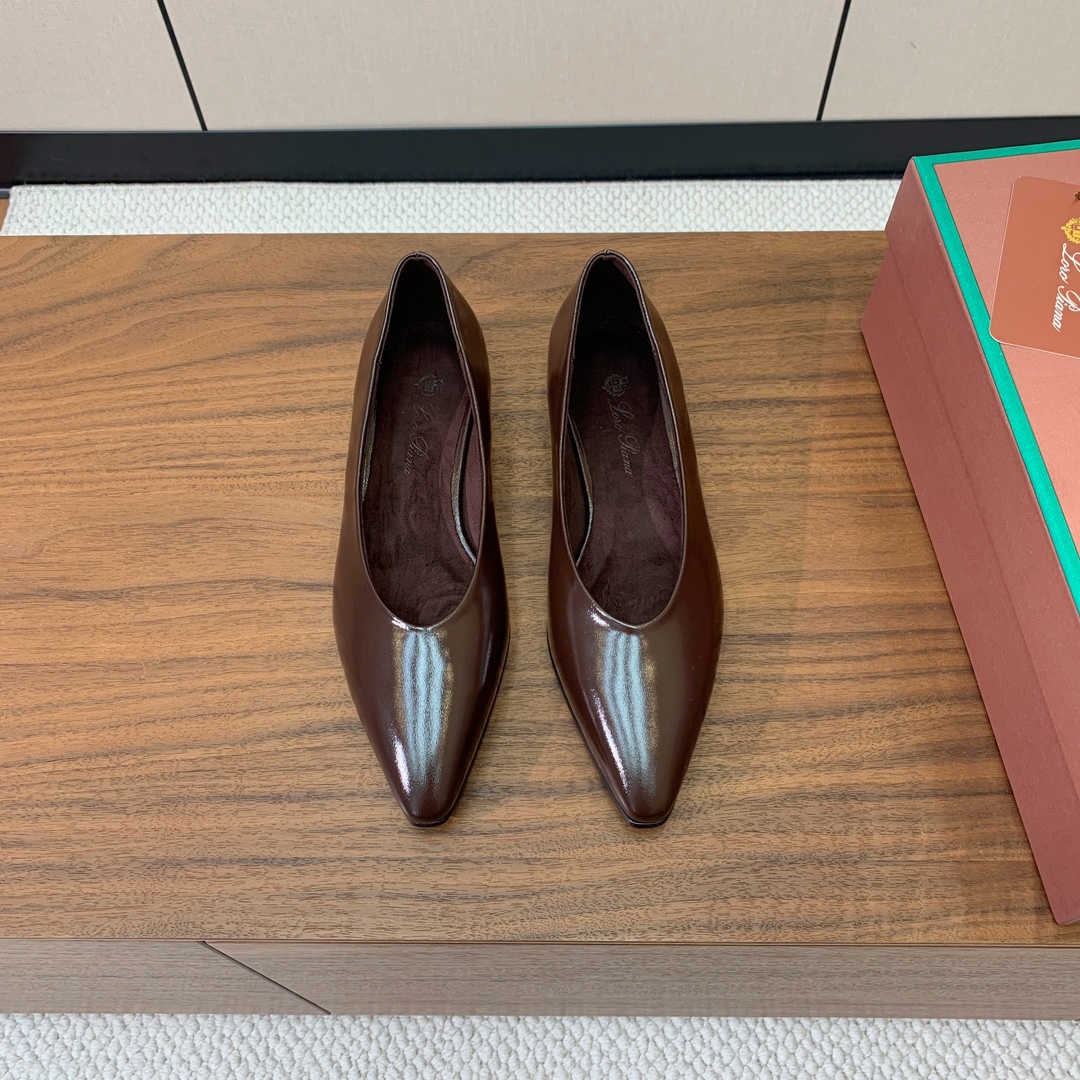 【Loro Piana】女巫单鞋。极简主义风格。属于非常耐看的款式！高级百搭之王。鞋面油蜡皮。进口真皮大