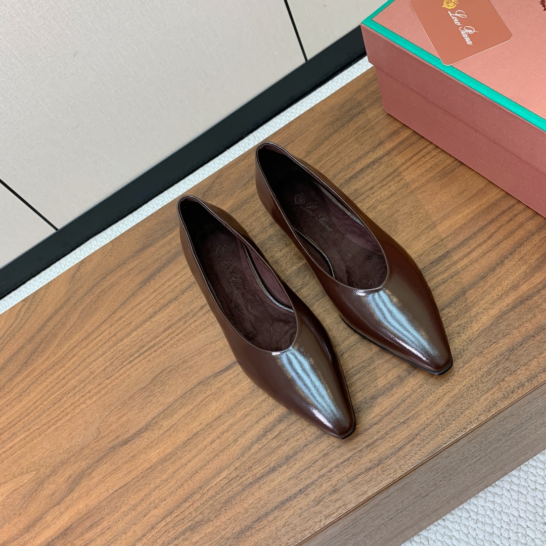【Loro Piana】女巫单鞋。极简主义风格。属于非常耐看的款式！高级百搭之王。鞋面油蜡皮。进口真皮大