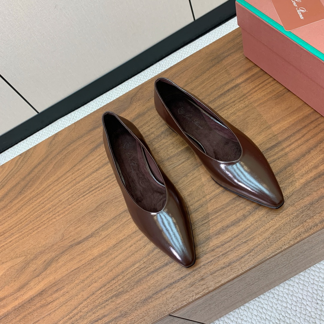 【Loro Piana】女巫单鞋。极简主义风格。属于非常耐看的款式！高级百搭之王。鞋面油蜡皮。进口真皮大
