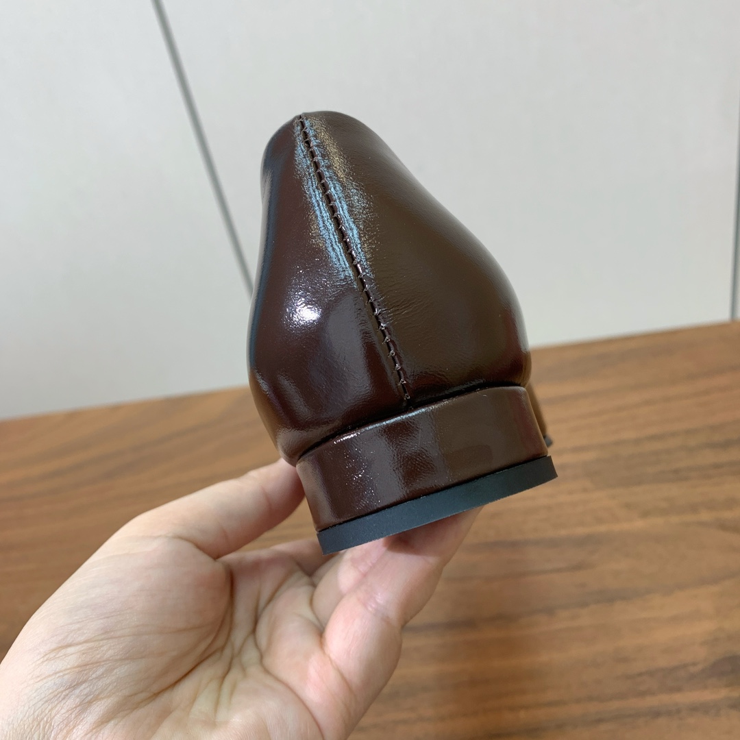 【Loro Piana】女巫单鞋。极简主义风格。属于非常耐看的款式！高级百搭之王。鞋面油蜡皮。进口真皮大