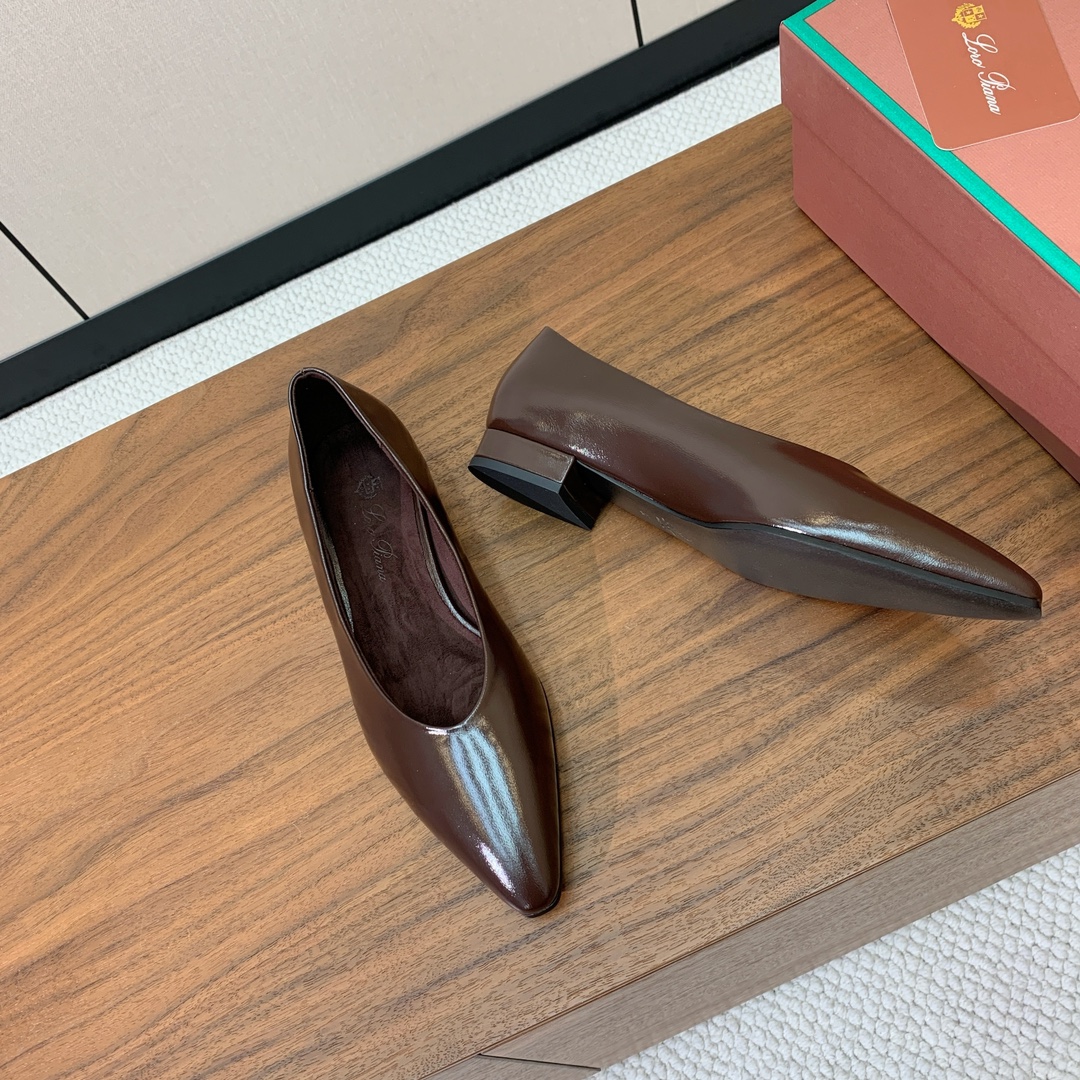 【Loro Piana】女巫单鞋。极简主义风格。属于非常耐看的款式！高级百搭之王。鞋面油蜡皮。进口真皮大