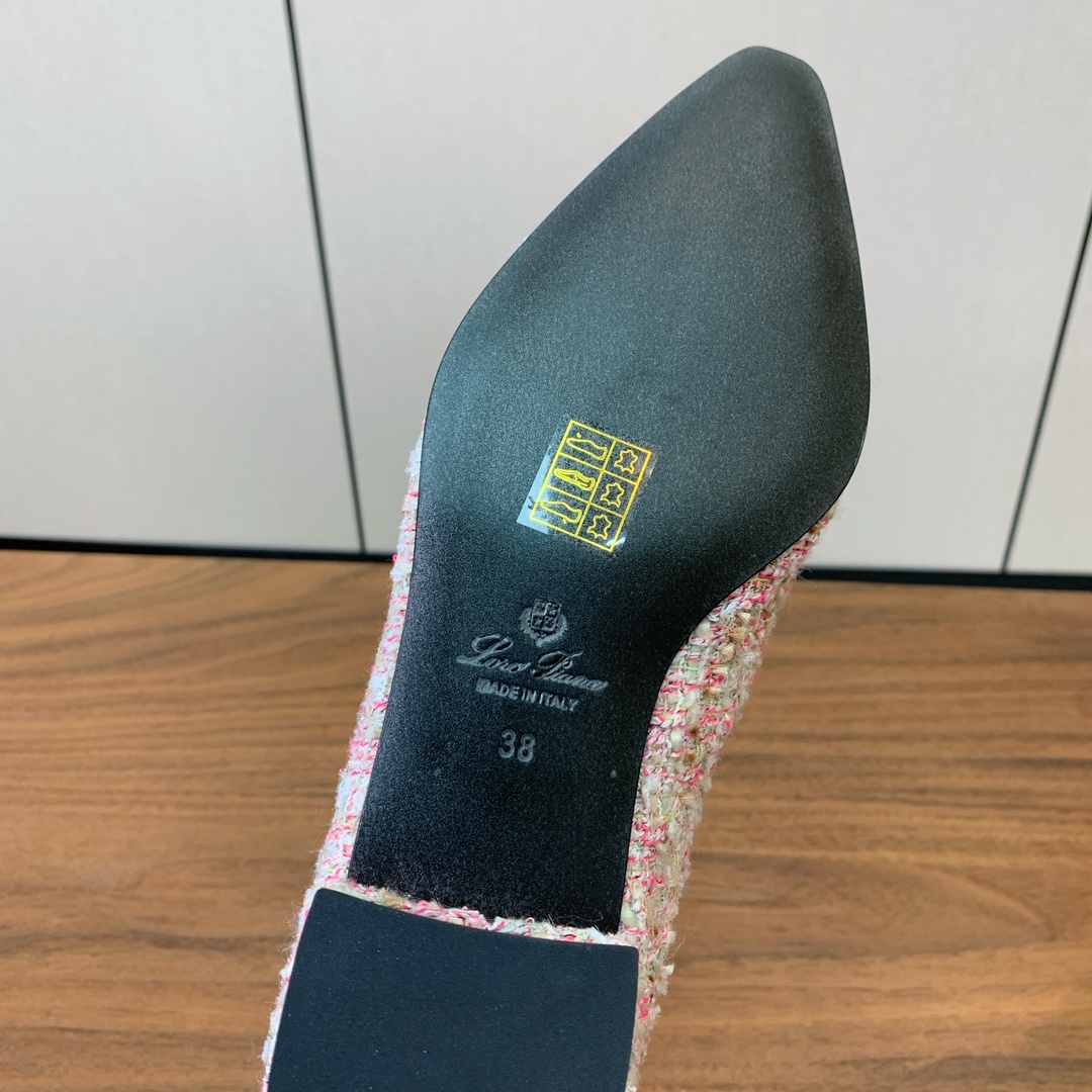 【Loro Piana】拼色单鞋。极简主义风格。属于非常耐看的款式！高级百搭之王。鞋面定制材料拼牛皮。进