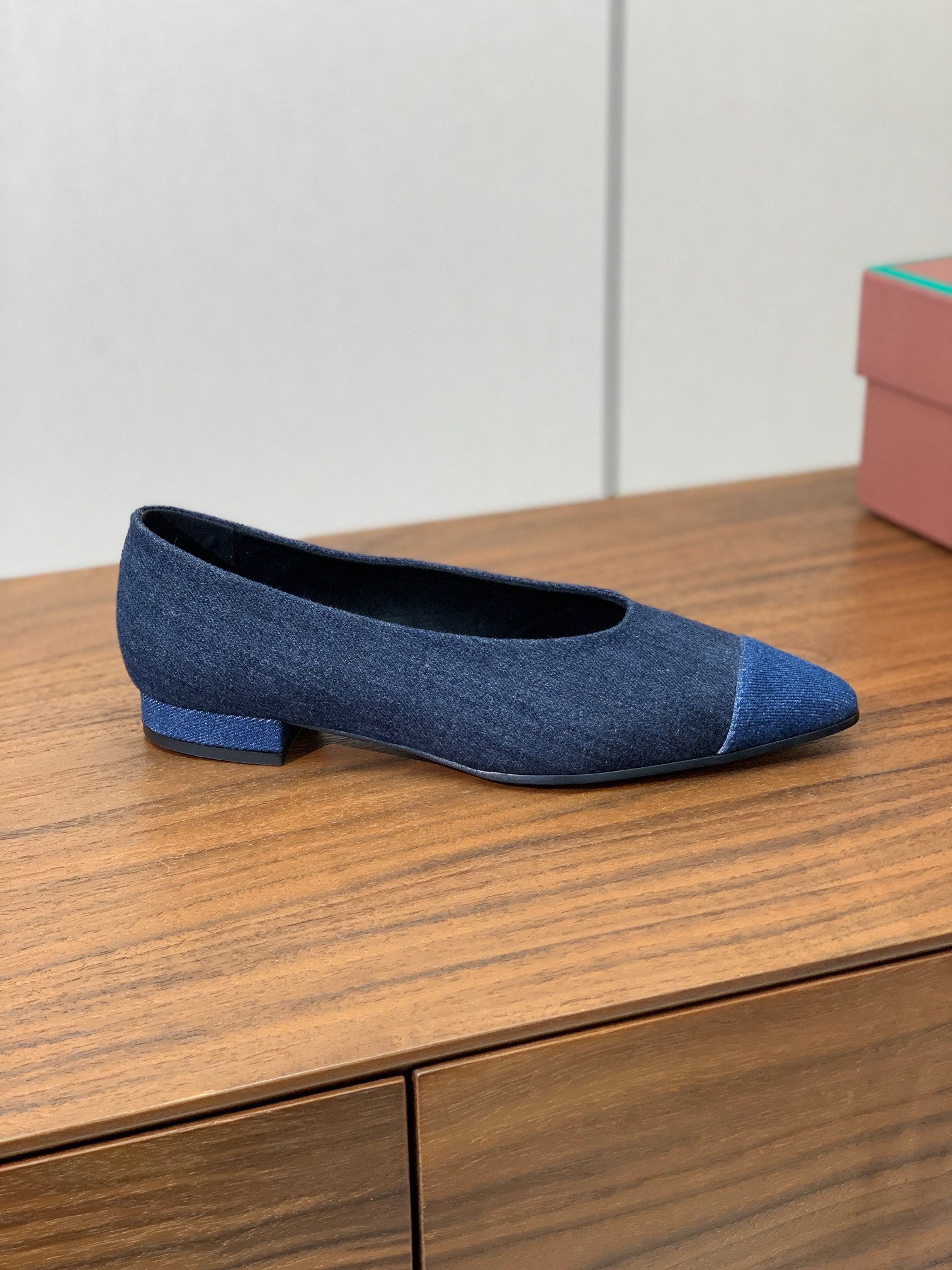 【Loro Piana】拼色单鞋。极简主义风格。属于非常耐看的款式！高级百搭之王。鞋面定制材料拼牛皮。进