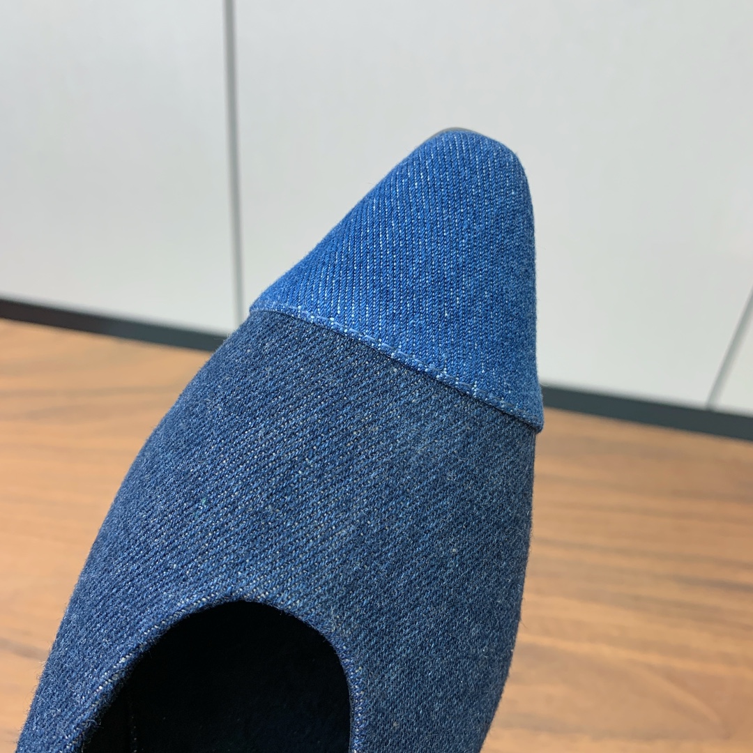 【Loro Piana】拼色单鞋。极简主义风格。属于非常耐看的款式！高级百搭之王。鞋面定制材料拼牛皮。进