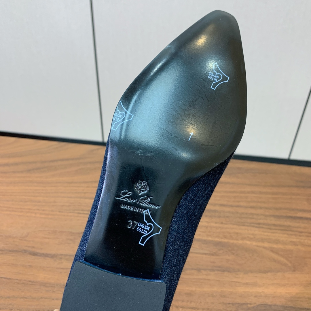 【Loro Piana】拼色单鞋。极简主义风格。属于非常耐看的款式！高级百搭之王。鞋面定制材料拼牛皮。进