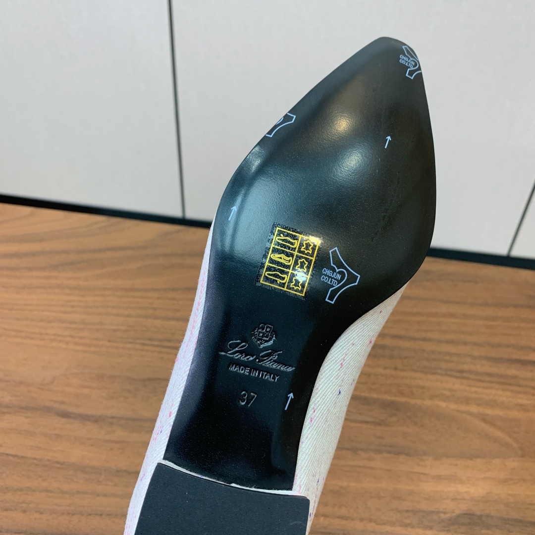 【Loro Piana】拼色单鞋。极简主义风格。属于非常耐看的款式！高级百搭之王。鞋面定制材料拼牛皮。进