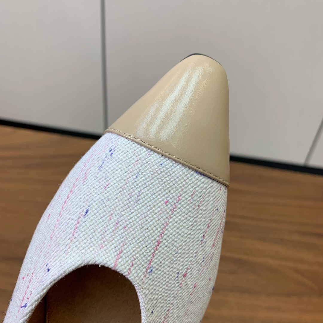 【Loro Piana】拼色单鞋。极简主义风格。属于非常耐看的款式！高级百搭之王。鞋面定制材料拼牛皮。进