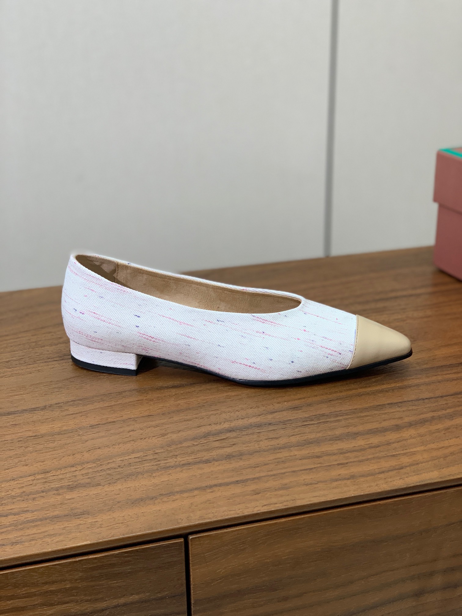 【Loro Piana】拼色单鞋。极简主义风格。属于非常耐看的款式！高级百搭之王。鞋面定制材料拼牛皮。进