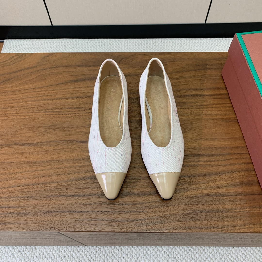 【Loro Piana】拼色单鞋。极简主义风格。属于非常耐看的款式！高级百搭之王。鞋面定制材料拼牛皮。进