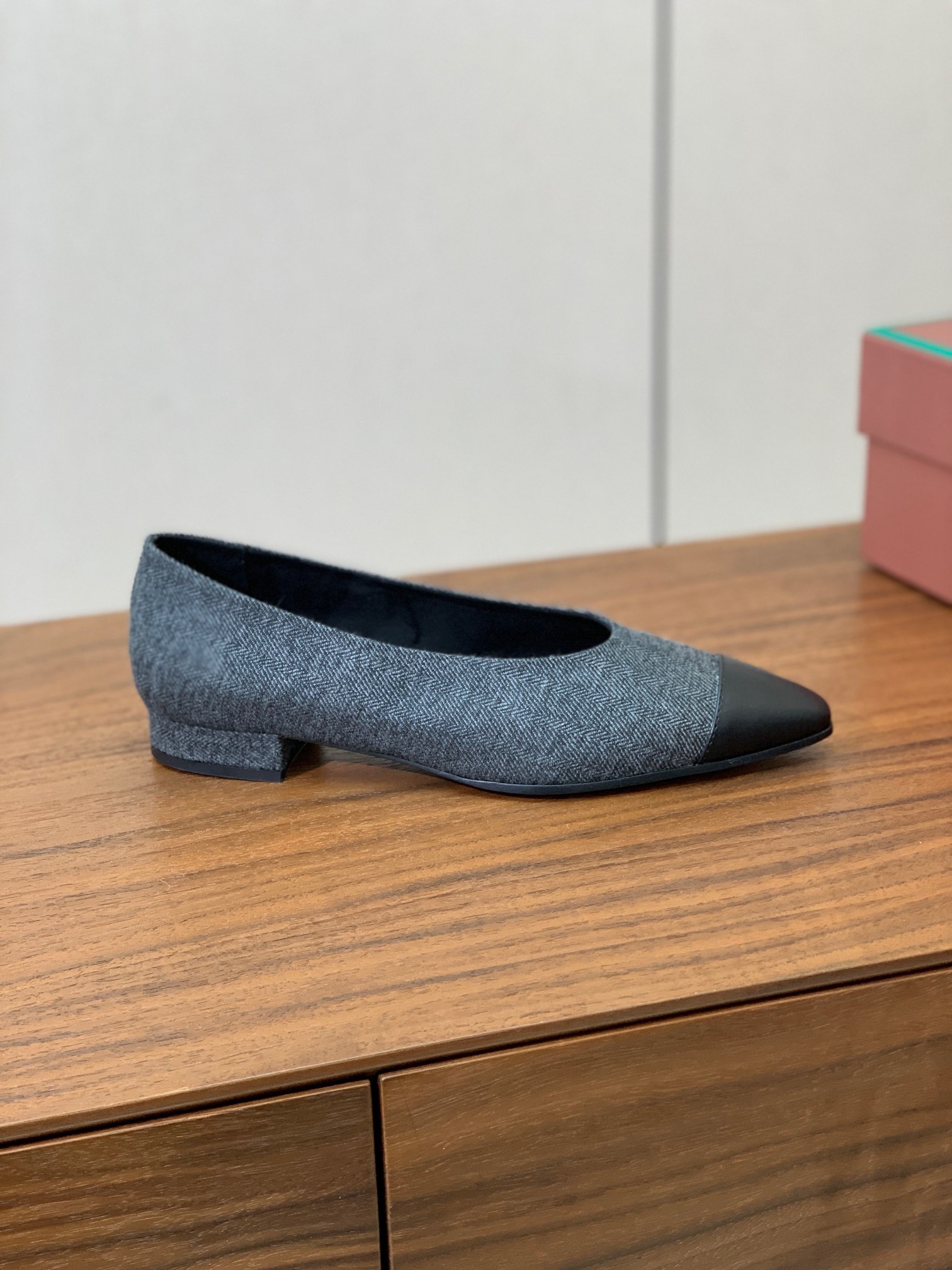 【Loro Piana】拼色单鞋。极简主义风格。属于非常耐看的款式！高级百搭之王。鞋面定制材料拼牛皮。进