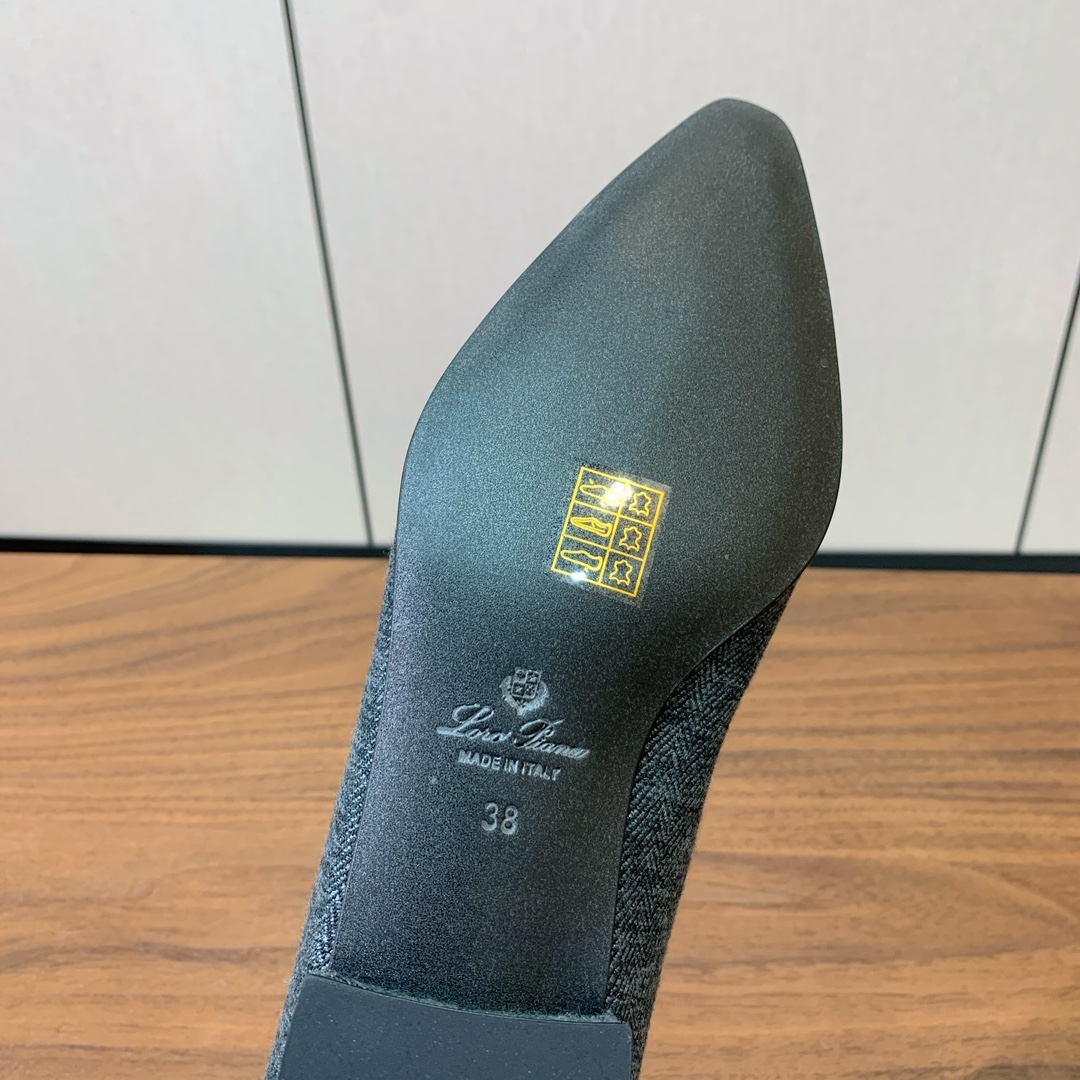 【Loro Piana】拼色单鞋。极简主义风格。属于非常耐看的款式！高级百搭之王。鞋面定制材料拼牛皮。进