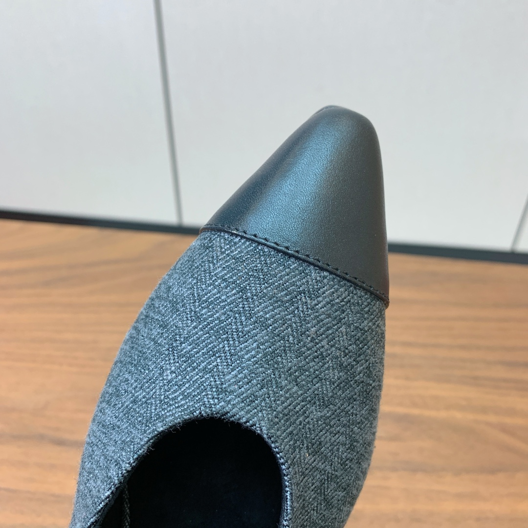 【Loro Piana】拼色单鞋。极简主义风格。属于非常耐看的款式！高级百搭之王。鞋面定制材料拼牛皮。进