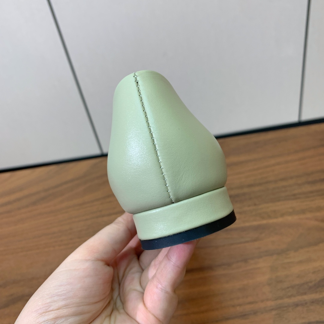 【Loro Piana】拼色单鞋。极简主义风格。属于非常耐看的款式！高级百搭之王。鞋面牛皮。进口真皮大底