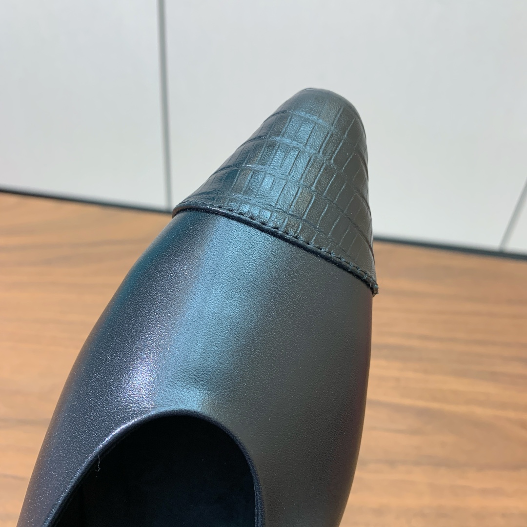 【Loro Piana】拼色单鞋。极简主义风格。属于非常耐看的款式！高级百搭之王。鞋面牛皮。进口真皮大底