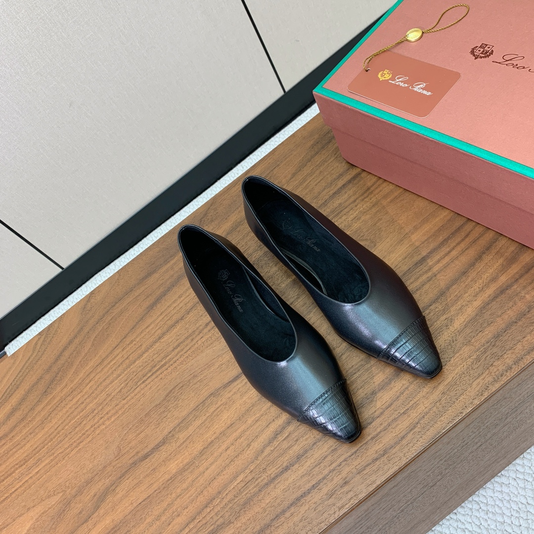 【Loro Piana】拼色单鞋。极简主义风格。属于非常耐看的款式！高级百搭之王。鞋面牛皮。进口真皮大底