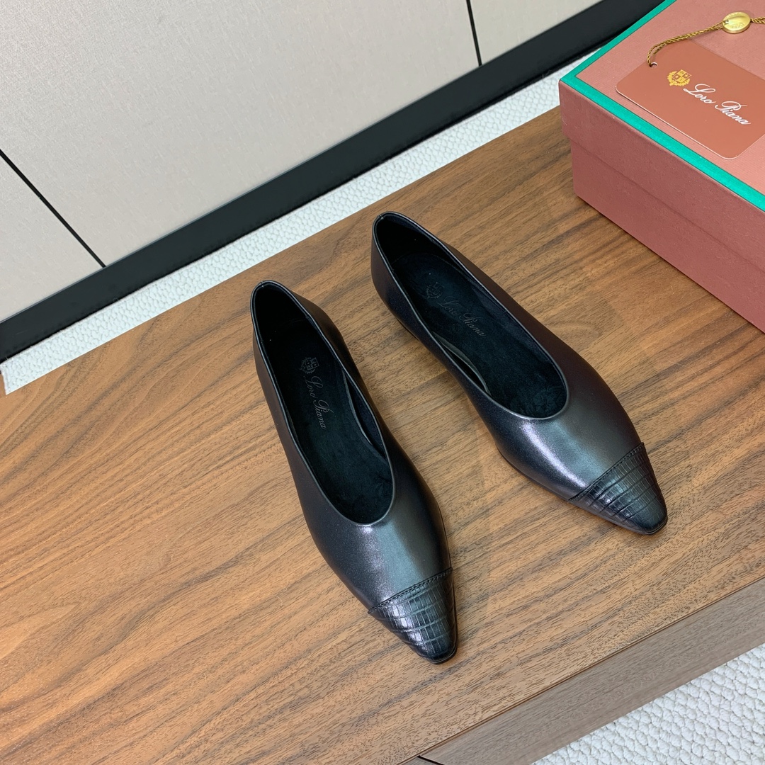 【Loro Piana】拼色单鞋。极简主义风格。属于非常耐看的款式！高级百搭之王。鞋面牛皮。进口真皮大底