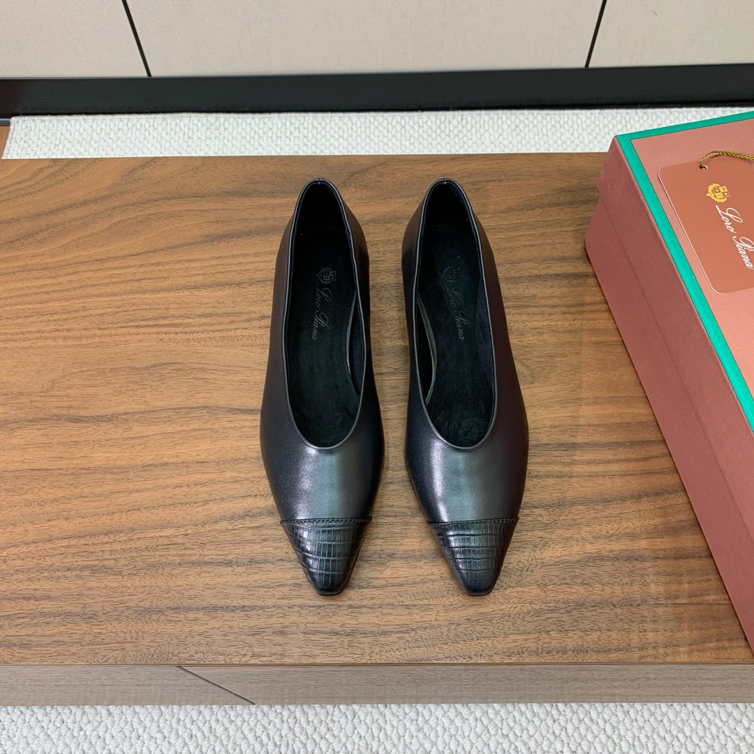 【Loro Piana】拼色单鞋。极简主义风格。属于非常耐看的款式！高级百搭之王。鞋面牛皮。进口真皮大底