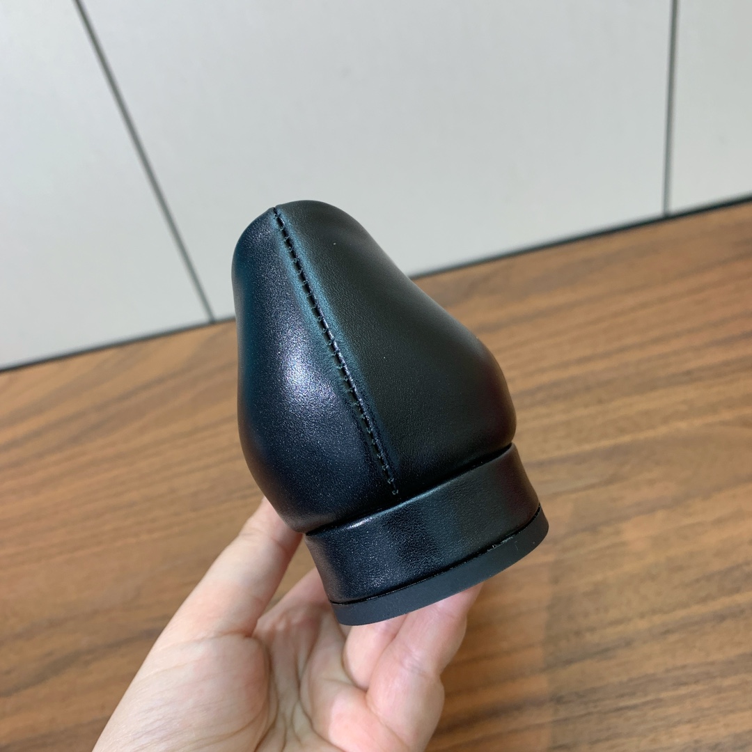 【Loro Piana】拼色单鞋。极简主义风格。属于非常耐看的款式！高级百搭之王。鞋面牛皮。进口真皮大底