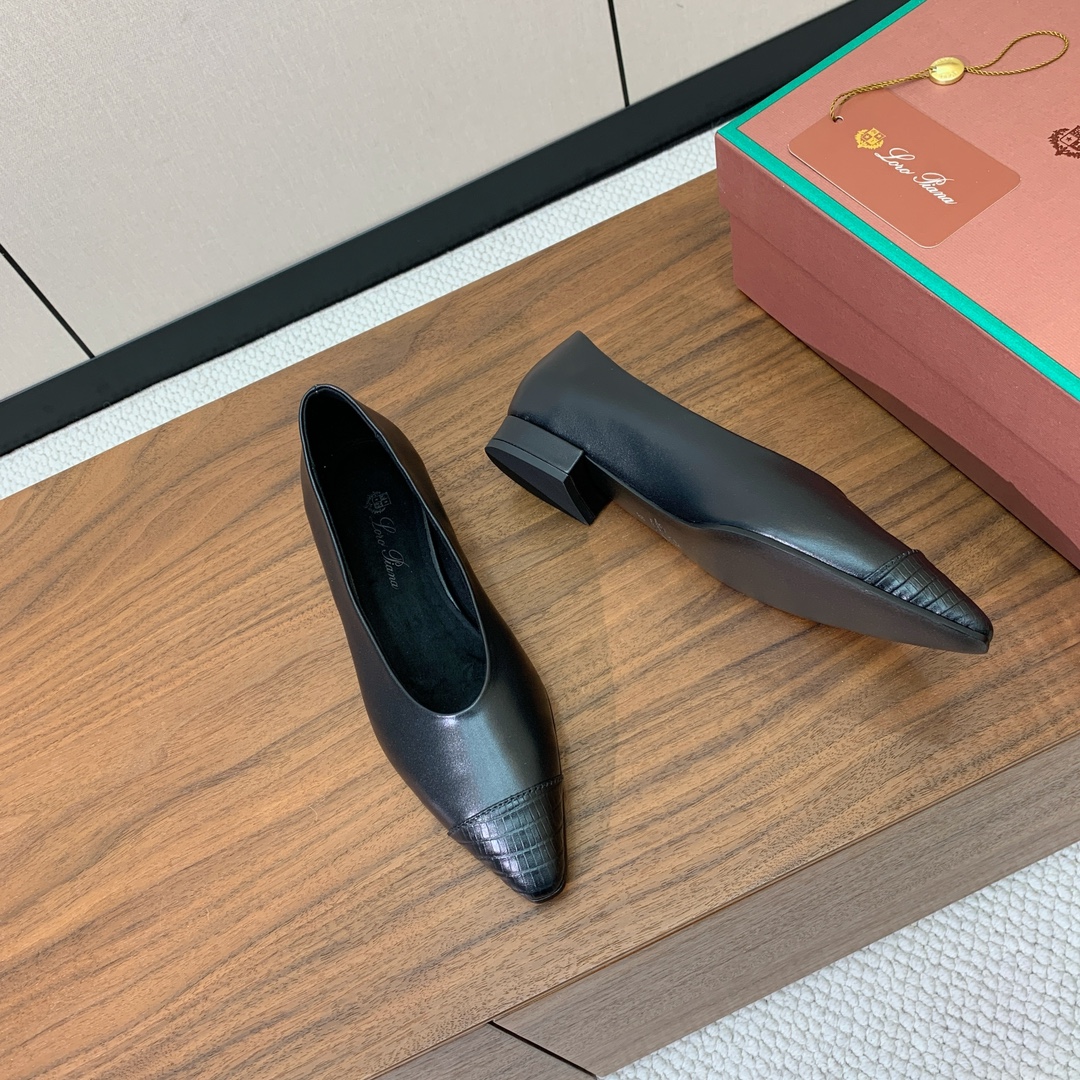 【Loro Piana】拼色单鞋。极简主义风格。属于非常耐看的款式！高级百搭之王。鞋面牛皮。进口真皮大底
