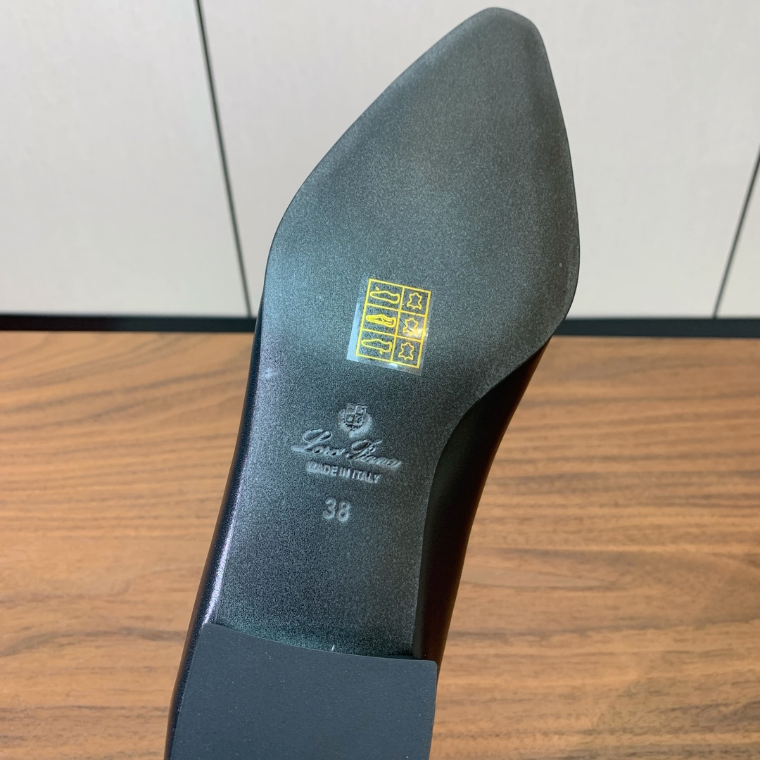 【Loro Piana】拼色单鞋。极简主义风格。属于非常耐看的款式！高级百搭之王。鞋面牛皮。进口真皮大底