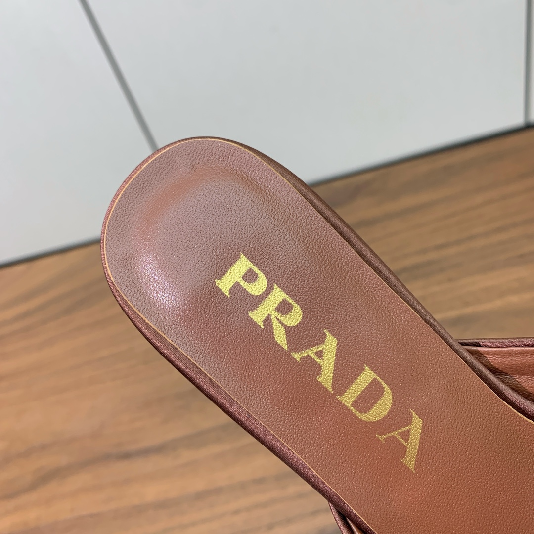 【Pra*a】真丝拼接拖鞋。原版套楦，顶级品质。鞋面进口真丝拼接特殊材质。进口羊皮内里，真皮大底，跟高4