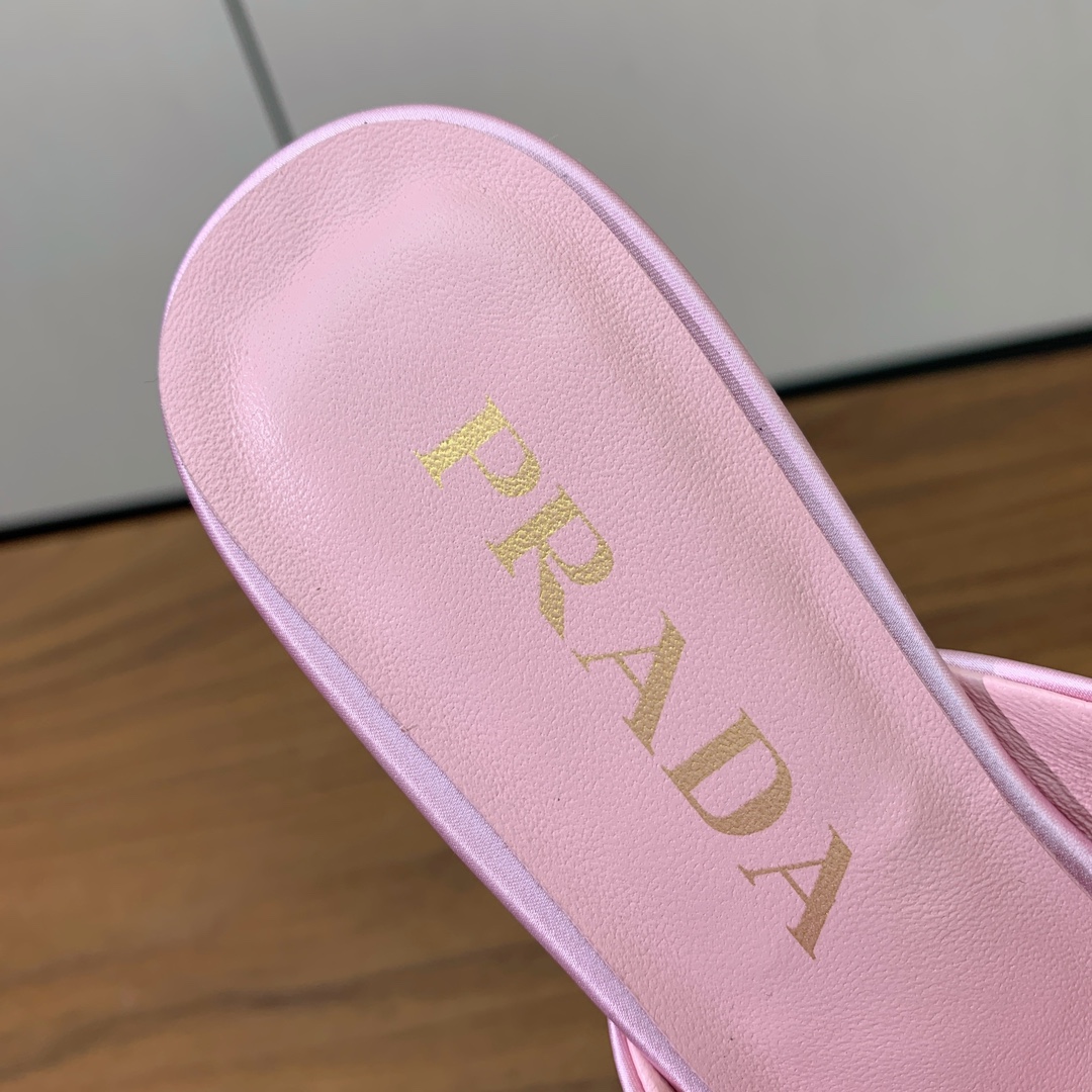 【Pra*a】真丝拼接拖鞋。原版套楦，顶级品质。鞋面进口真丝拼接特殊材质。进口羊皮内里，真皮大底，跟高4