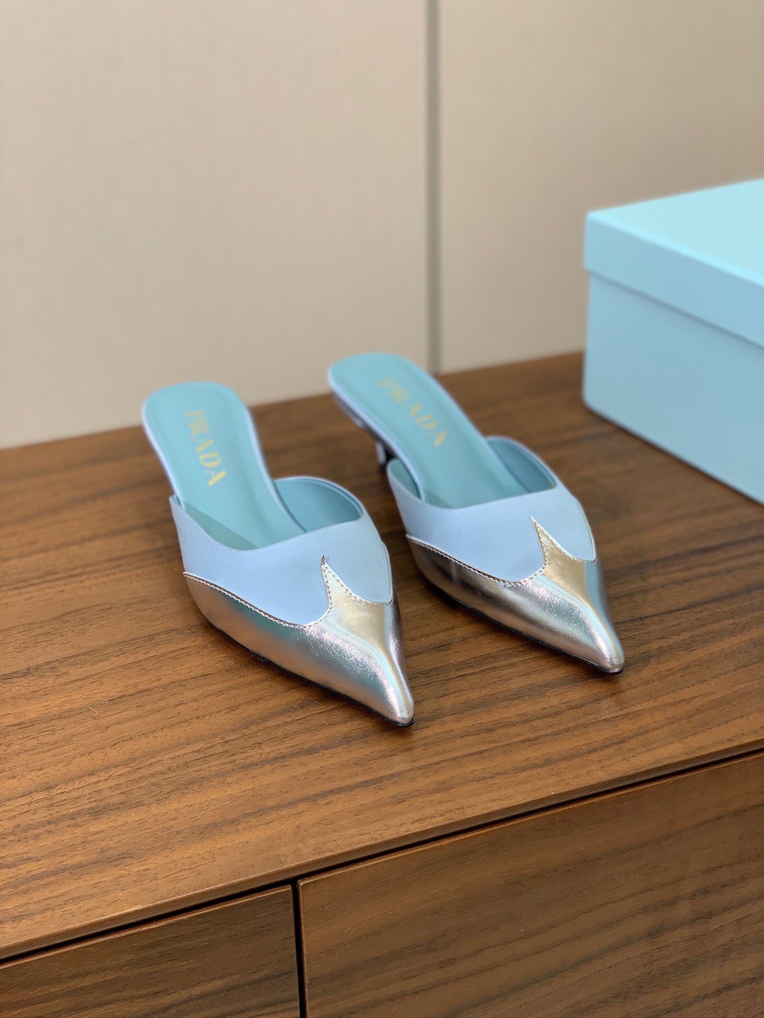 【Pra*a】真丝拼接拖鞋。原版套楦，顶级品质。鞋面进口真丝拼接特殊材质。进口羊皮内里，真皮大底，跟高4