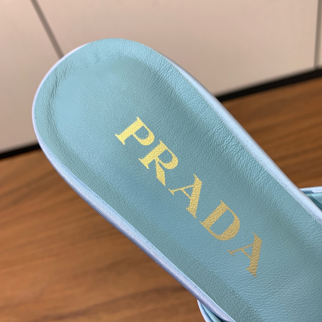 【Pra*a】真丝拼接拖鞋。原版套楦，顶级品质。鞋面进口真丝拼接特殊材质。进口羊皮内里，真皮大底，跟高4