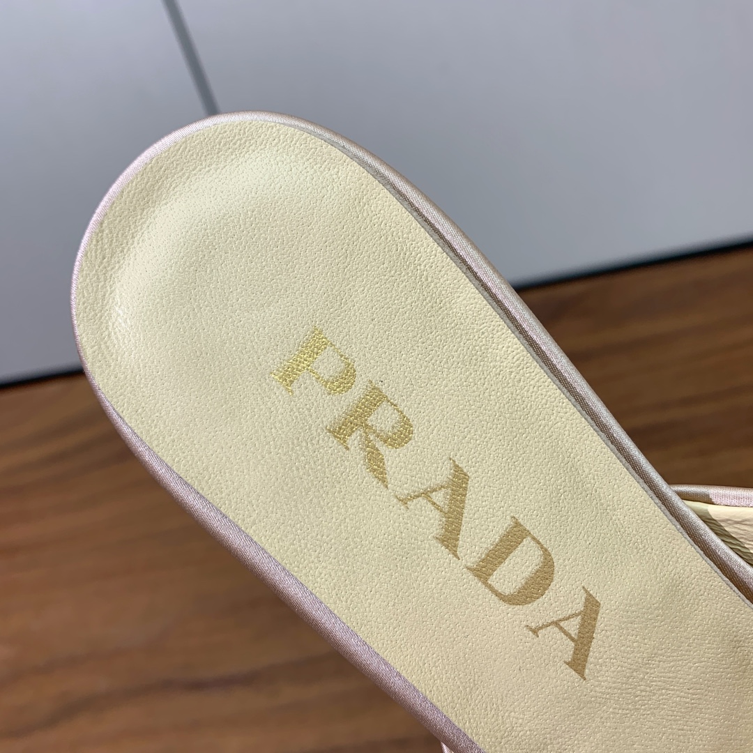 【Pra*a】真丝拼接拖鞋。原版套楦，顶级品质。鞋面进口真丝拼接特殊材质。进口羊皮内里，真皮大底，跟高4