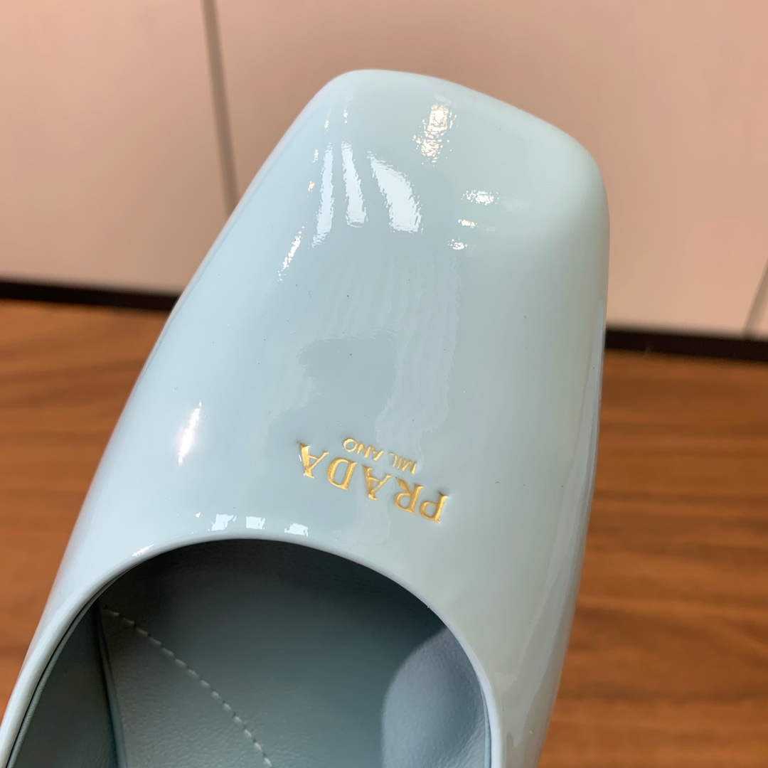 【Pra*a】后空单鞋。复古优雅知性于一身。颜色鲜明亮丽，上脚舒适又平稳。
材质：鞋面进口漆皮，羊皮内里