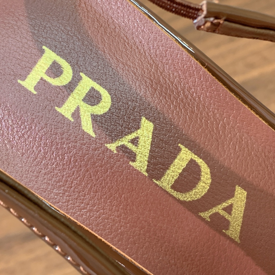 【Pra*a】后空单鞋。复古优雅知性于一身。颜色鲜明亮丽，上脚舒适又平稳。
材质：鞋面进口漆皮，羊皮内里