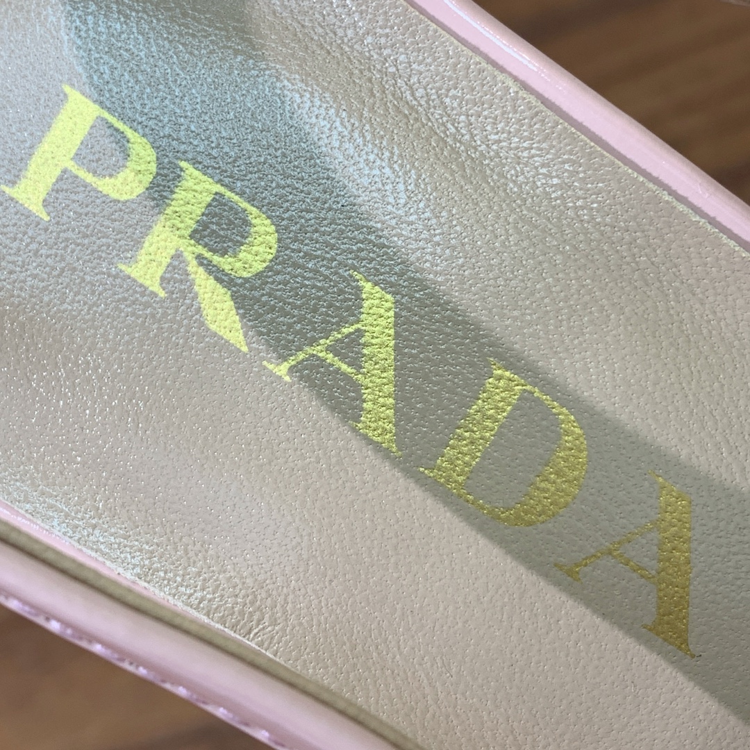 【Pra*a】后空单鞋。复古优雅知性于一身。颜色鲜明亮丽，上脚舒适又平稳。
材质：鞋面进口漆皮，羊皮内里