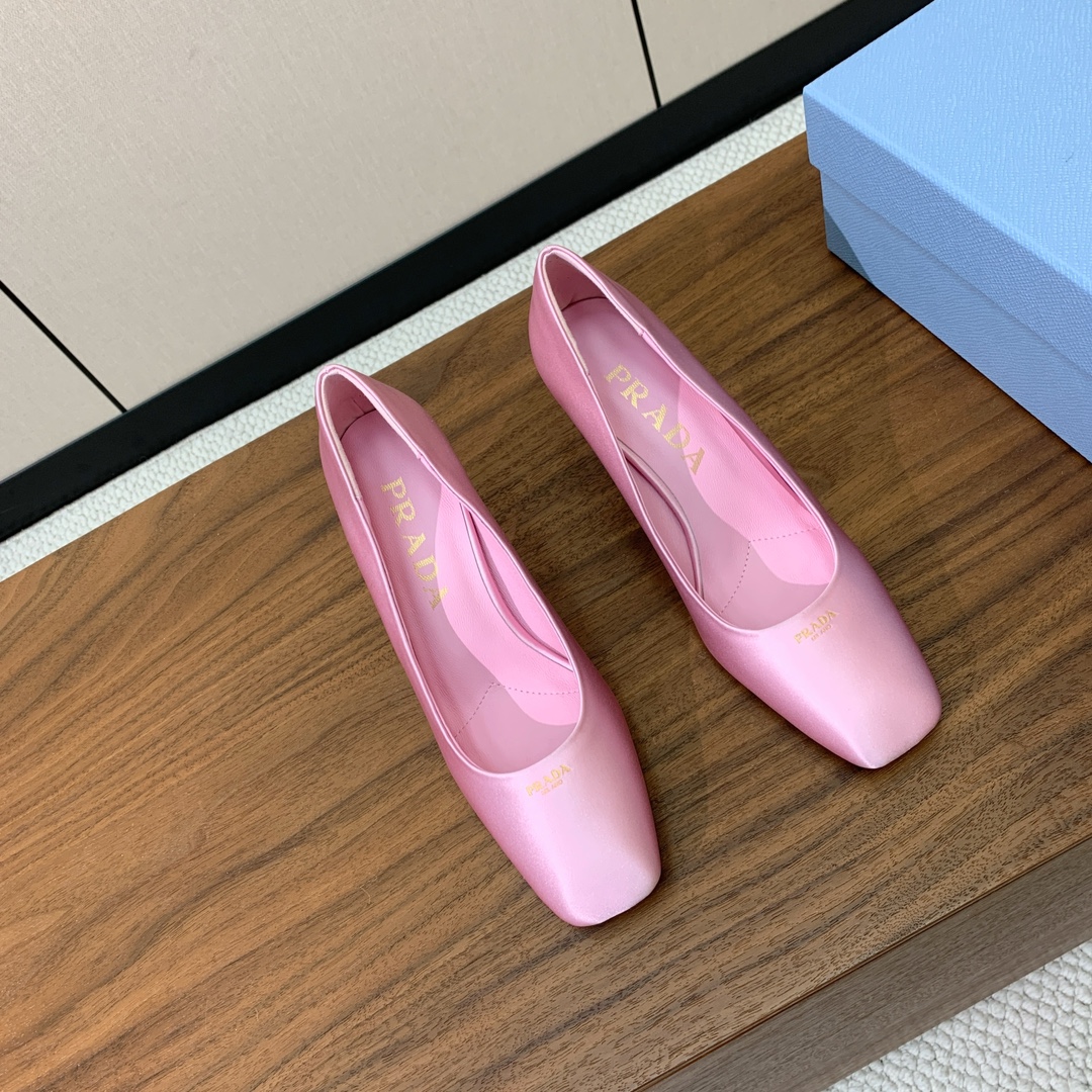 【Pra*a】真丝粗跟单鞋。复古优雅知性于一身。颜色鲜明亮丽，上脚舒适又平稳。
材质：鞋面真丝，羊皮内里