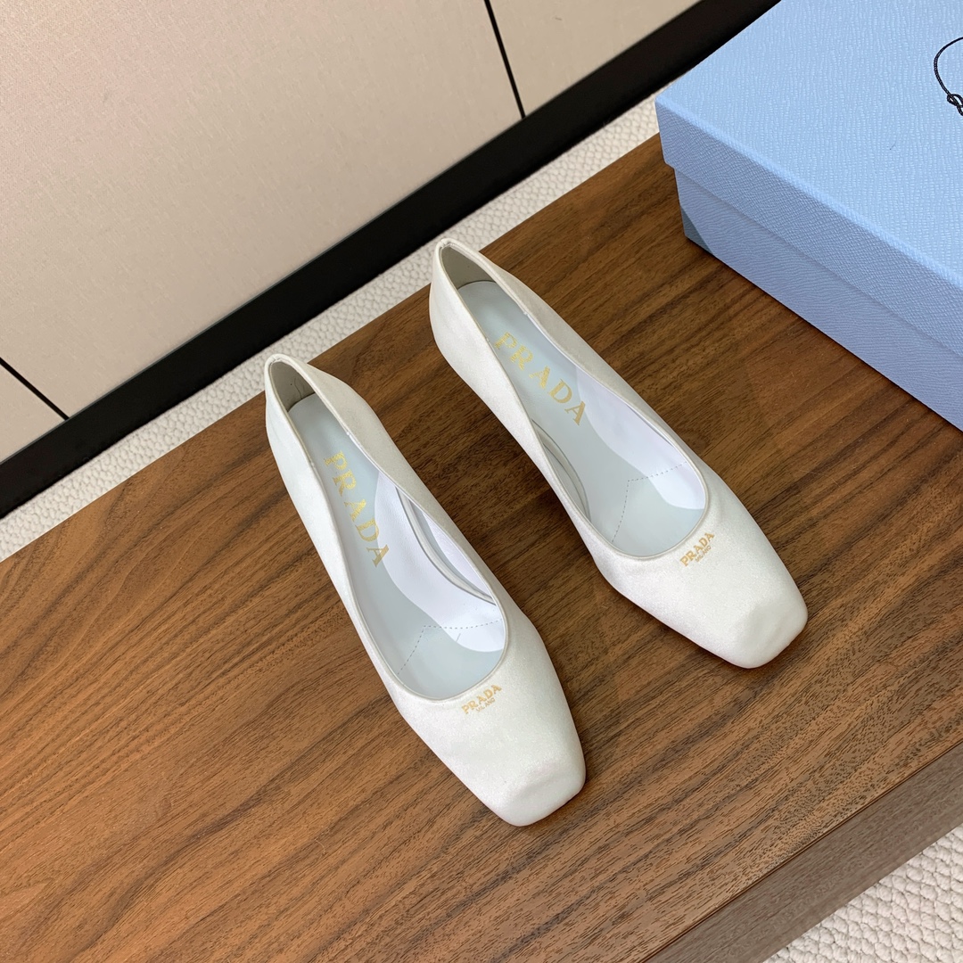 【Pra*a】真丝粗跟单鞋。复古优雅知性于一身。颜色鲜明亮丽，上脚舒适又平稳。
材质：鞋面真丝，羊皮内里