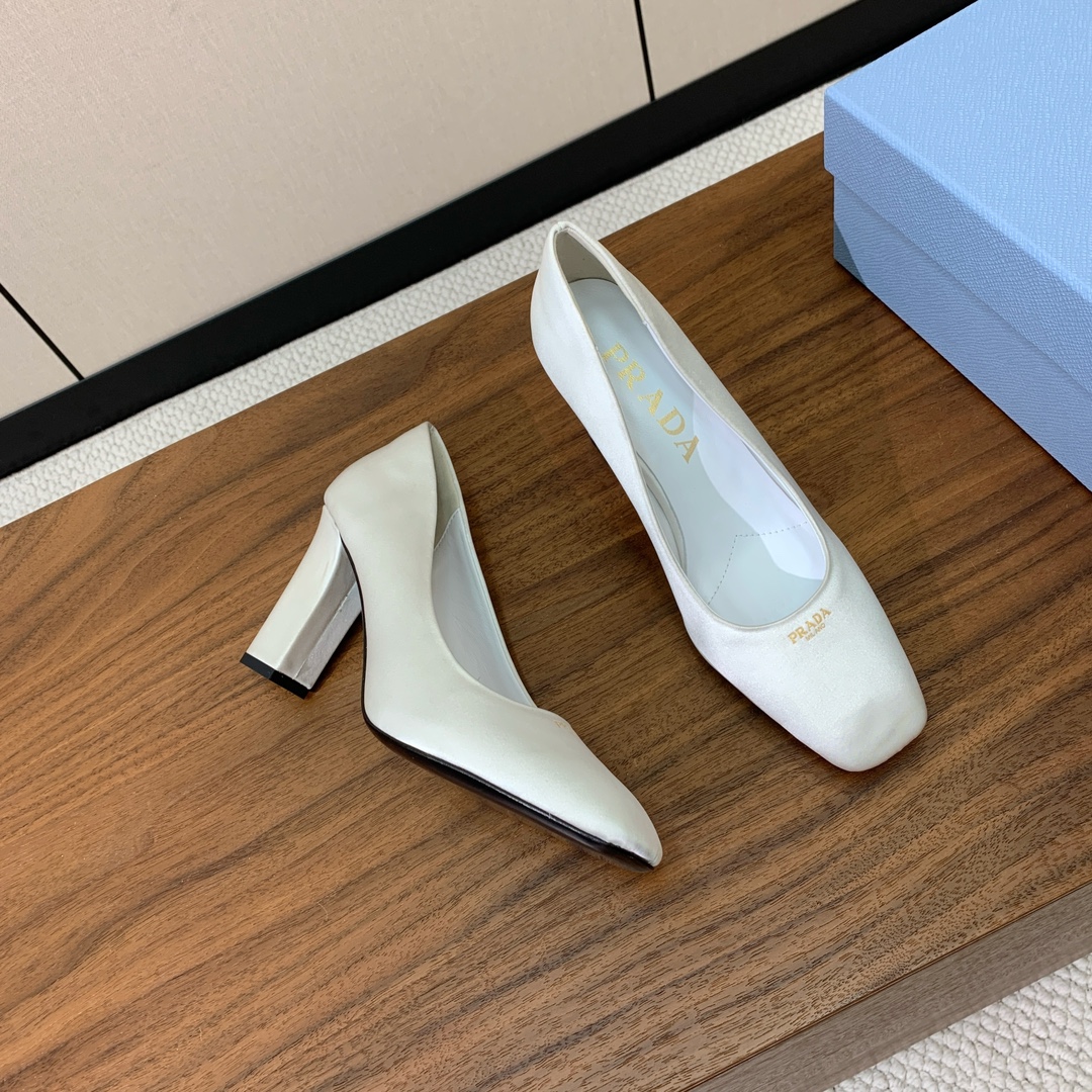 【Pra*a】真丝粗跟单鞋。复古优雅知性于一身。颜色鲜明亮丽，上脚舒适又平稳。
材质：鞋面真丝，羊皮内里