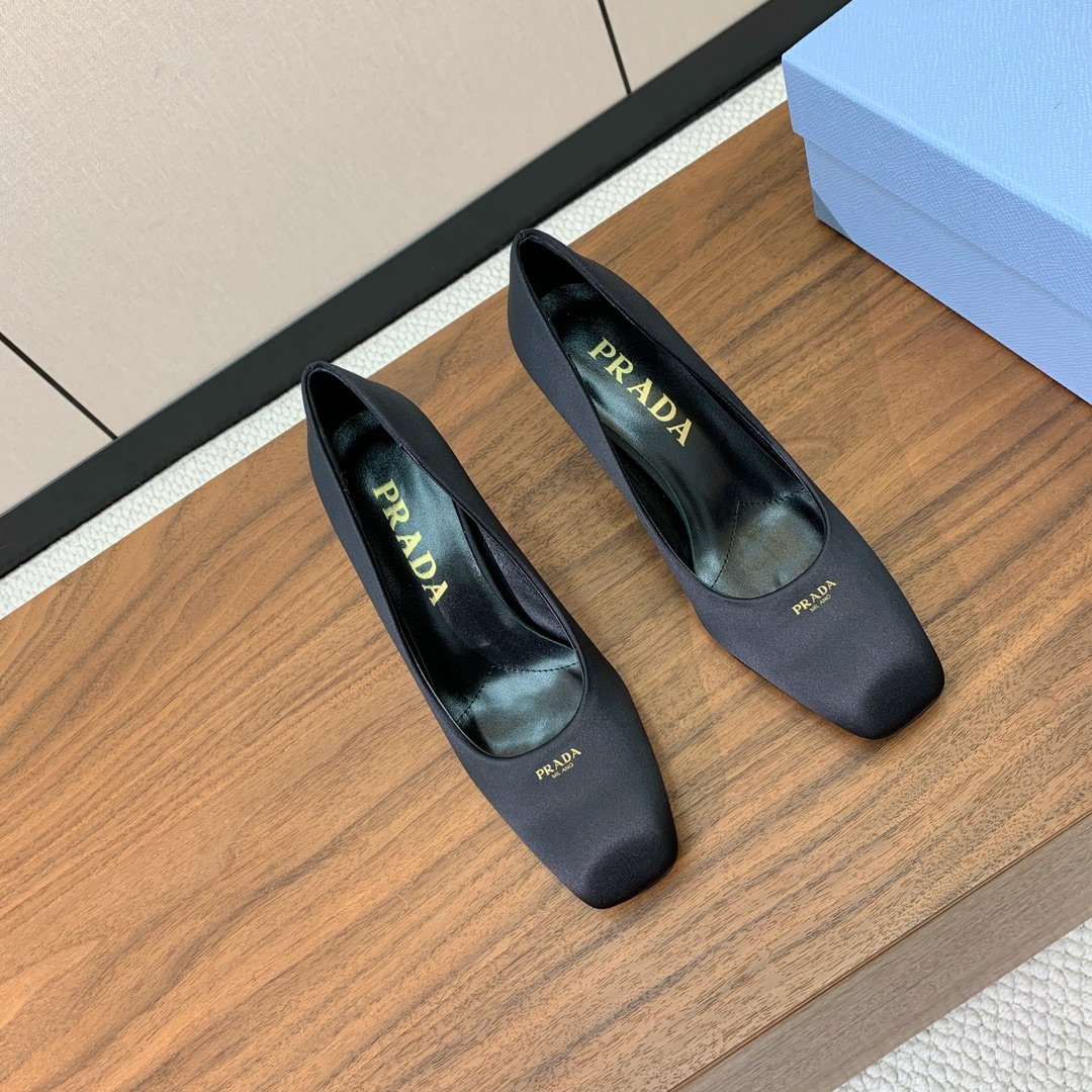 【Pra*a】真丝粗跟单鞋。复古优雅知性于一身。颜色鲜明亮丽，上脚舒适又平稳。
材质：鞋面真丝，羊皮内里