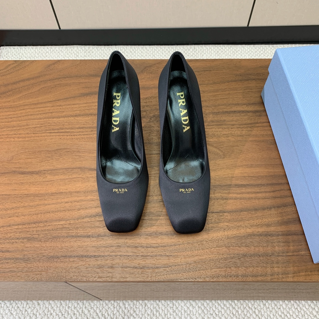 【Pra*a】真丝粗跟单鞋。复古优雅知性于一身。颜色鲜明亮丽，上脚舒适又平稳。
材质：鞋面真丝，羊皮内里