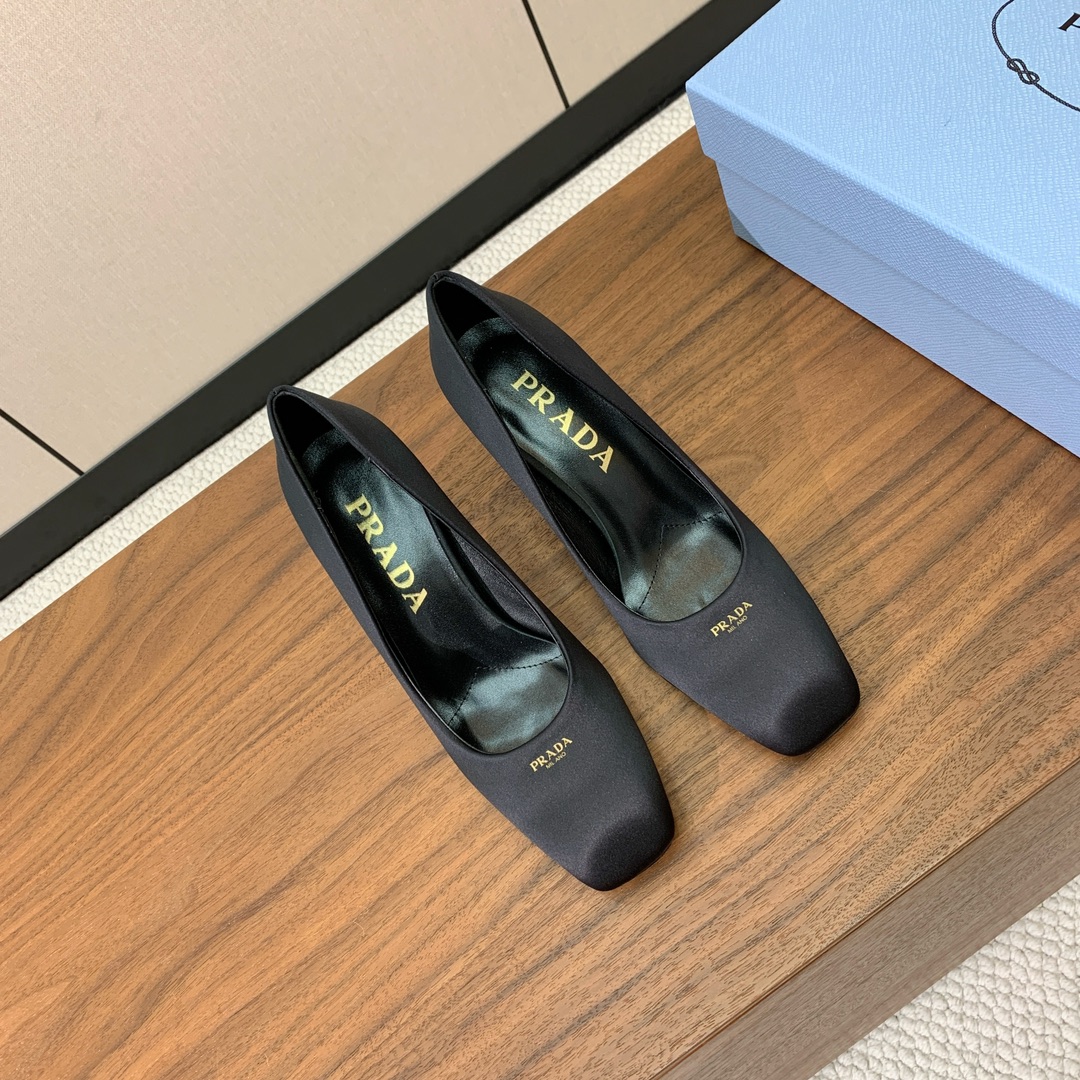 【Pra*a】真丝粗跟单鞋。复古优雅知性于一身。颜色鲜明亮丽，上脚舒适又平稳。
材质：鞋面真丝，羊皮内里