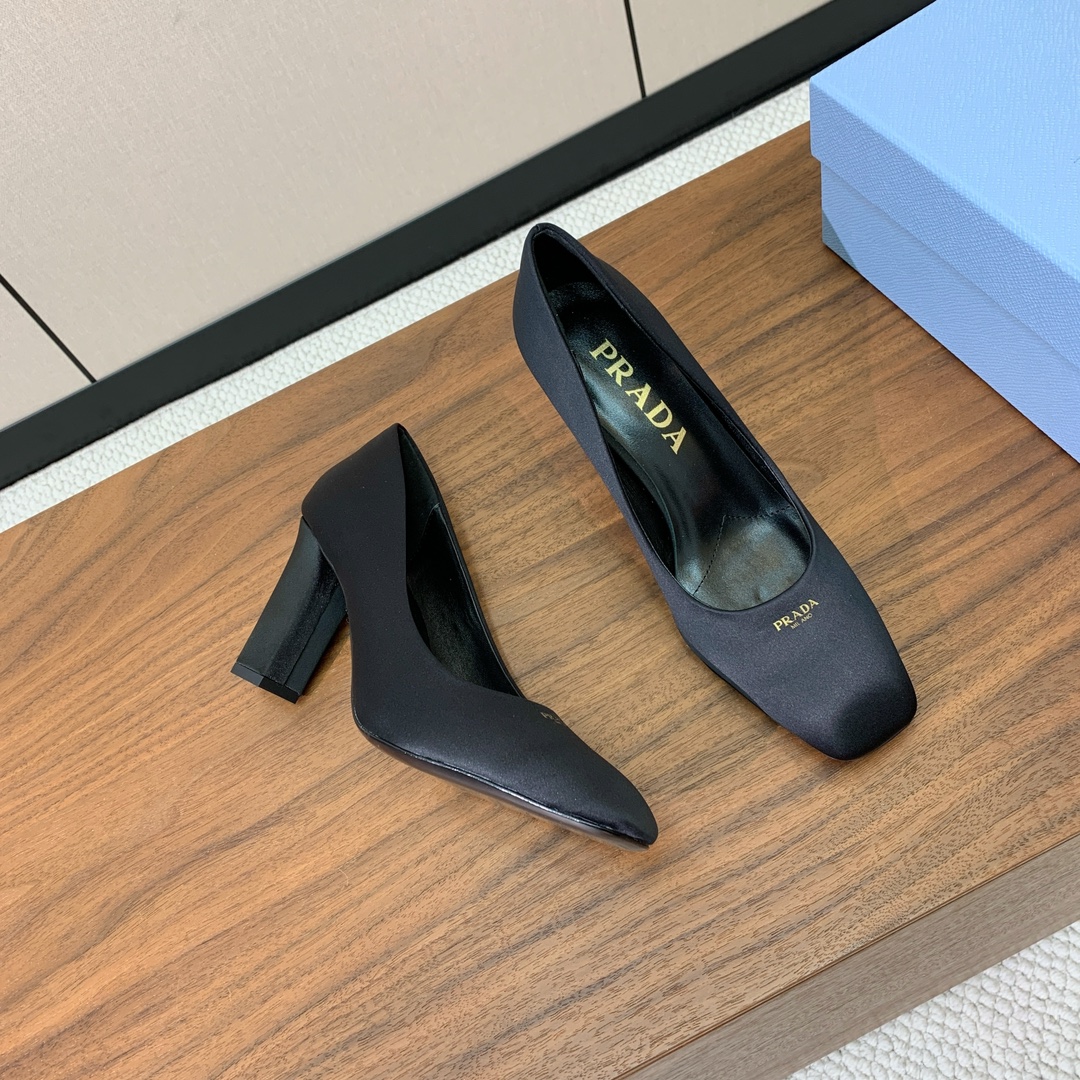 【Pra*a】真丝粗跟单鞋。复古优雅知性于一身。颜色鲜明亮丽，上脚舒适又平稳。
材质：鞋面真丝，羊皮内里