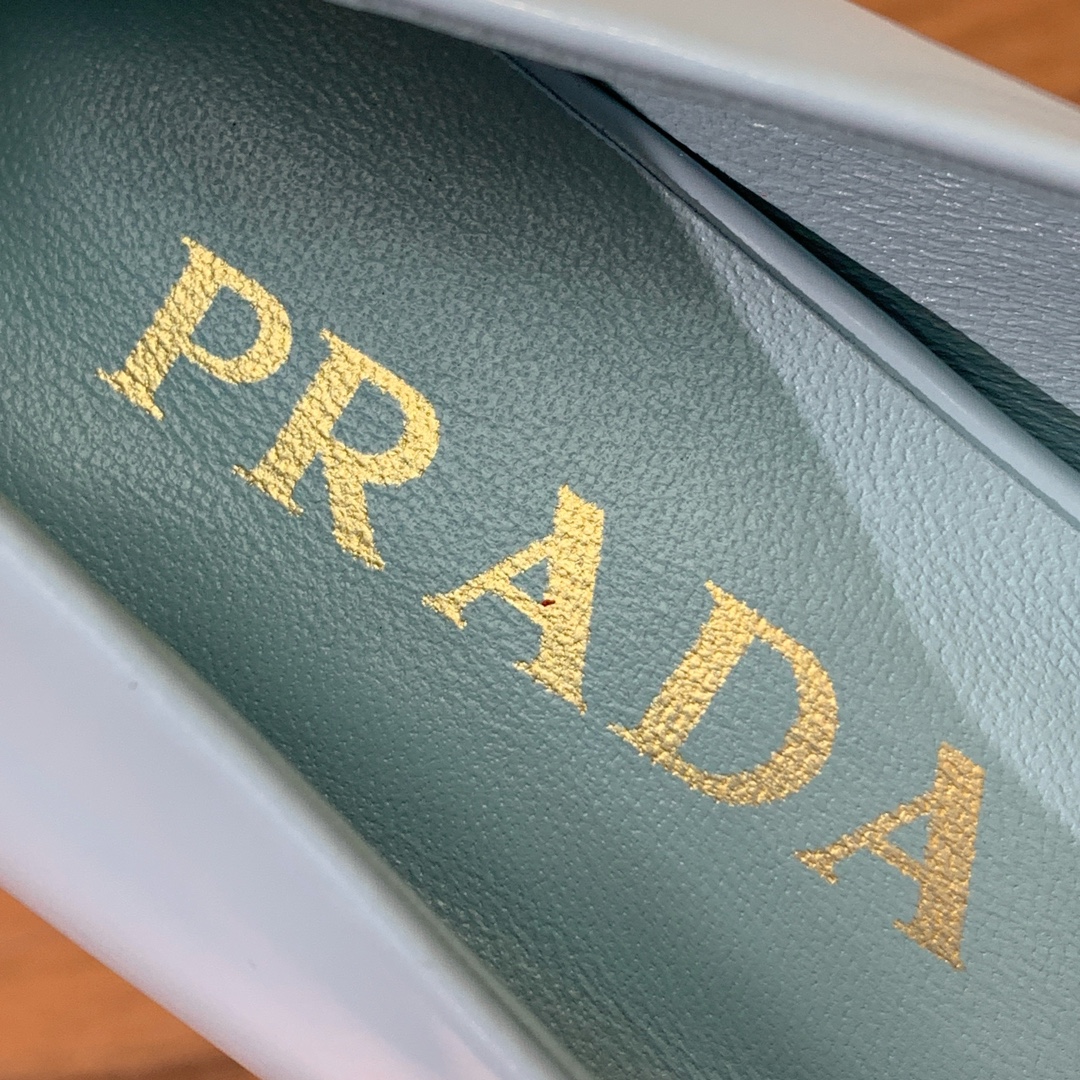 【Pra*a】粗跟单鞋。复古优雅知性于一身。颜色鲜明亮丽，上脚舒适又平稳。
材质：鞋面进口开边珠，羊皮内