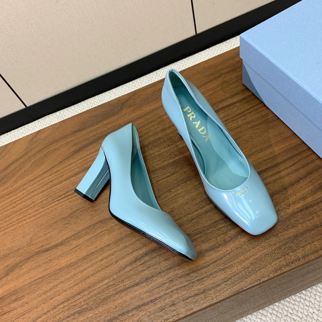 【Pra*a】粗跟单鞋。复古优雅知性于一身。颜色鲜明亮丽，上脚舒适又平稳。
材质：鞋面进口开边珠，羊皮内