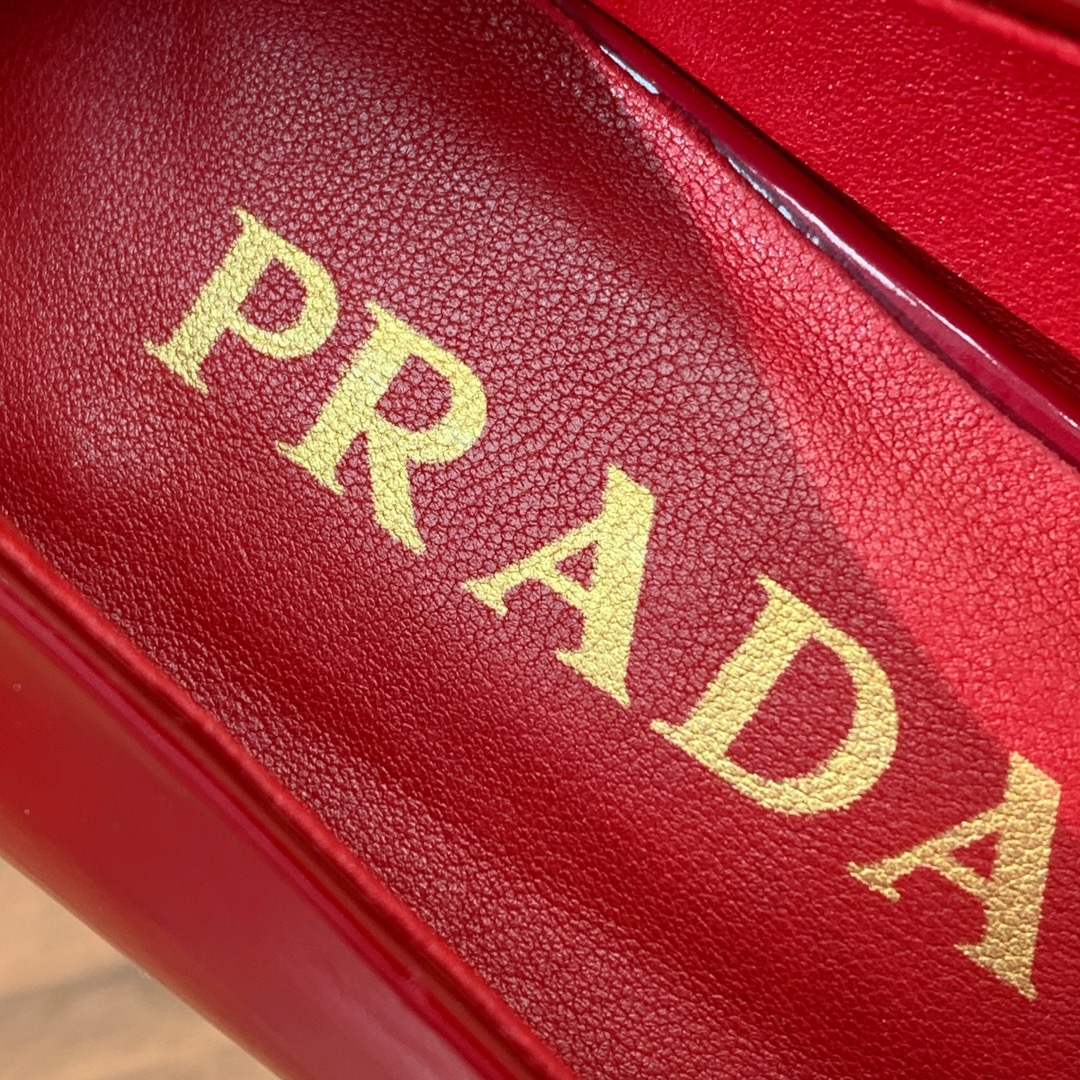 【Pra*a】粗跟单鞋。复古优雅知性于一身。颜色鲜明亮丽，上脚舒适又平稳。
材质：鞋面进口开边珠，羊皮内